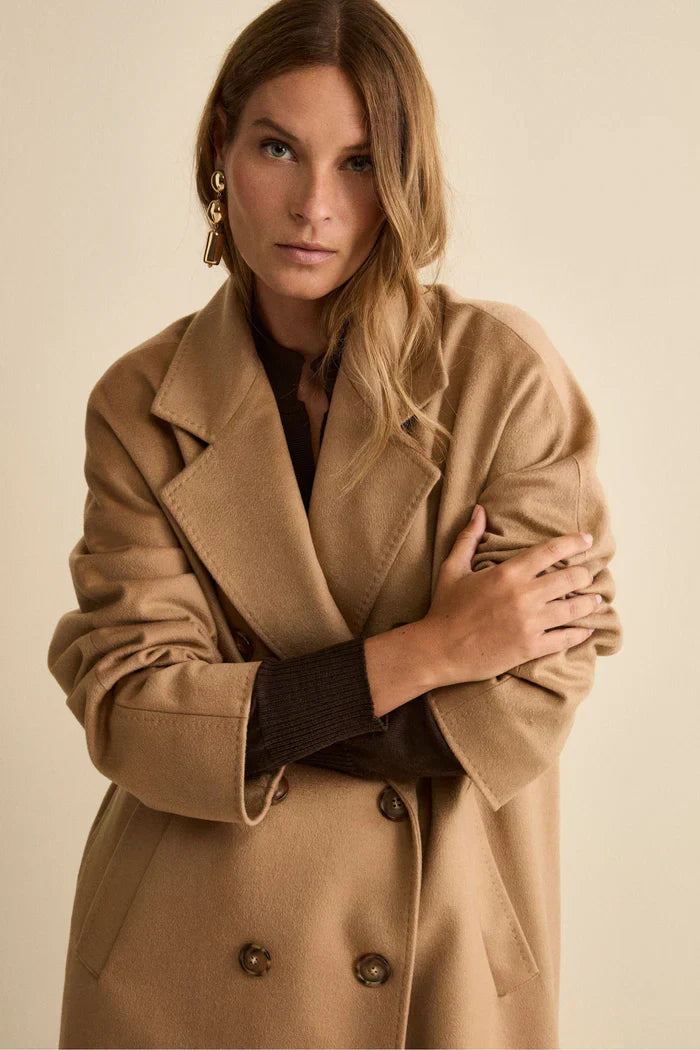 Cappotto corto o lungo? Come decidere in base all'altezza e stile