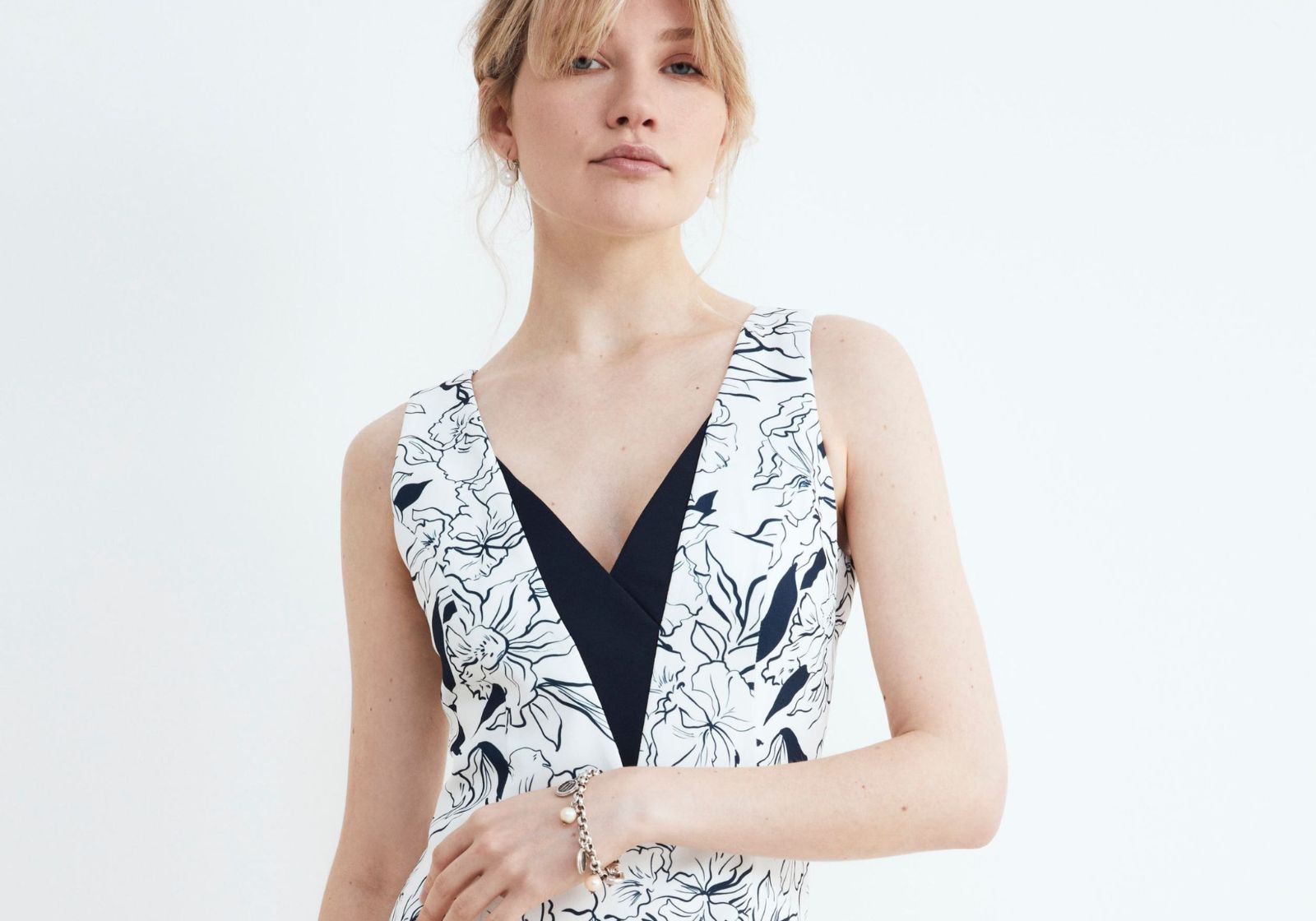 Abito smanicato floreale a tubino da donna