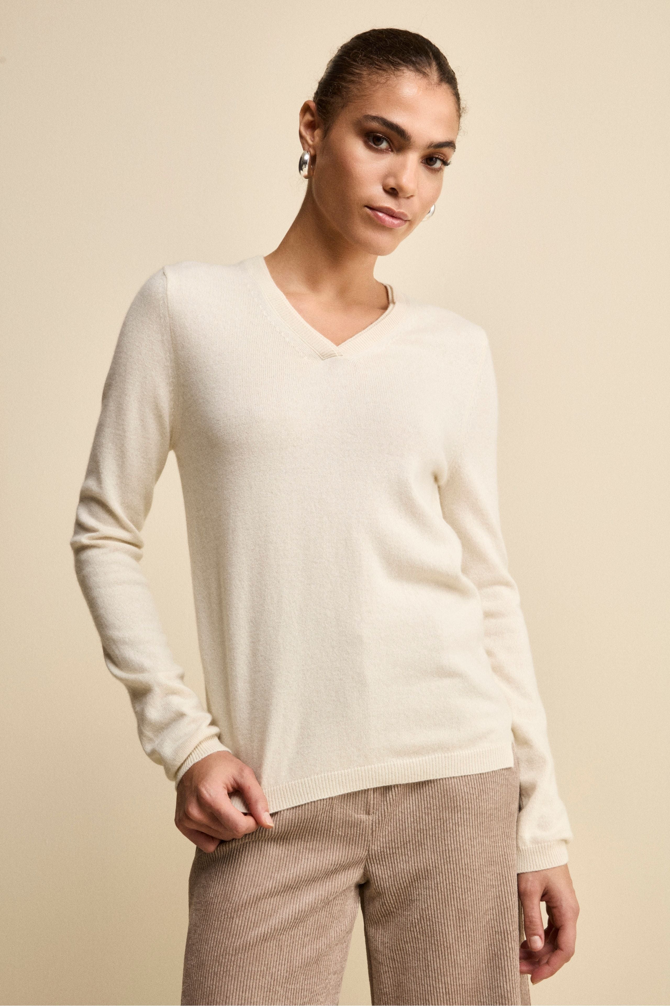 Silk and Cashmere V-Neck Pullover - Cream white