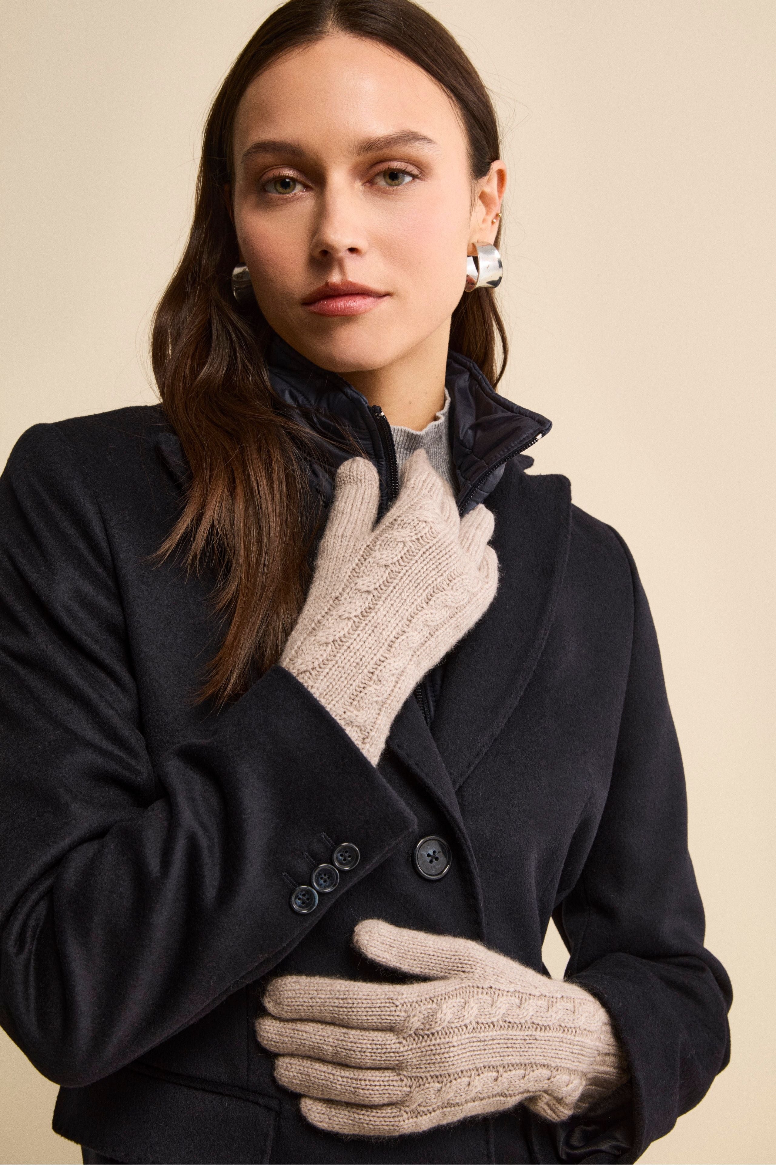 Cable Knit Gloves in Wool and Cashmere - Sand brown