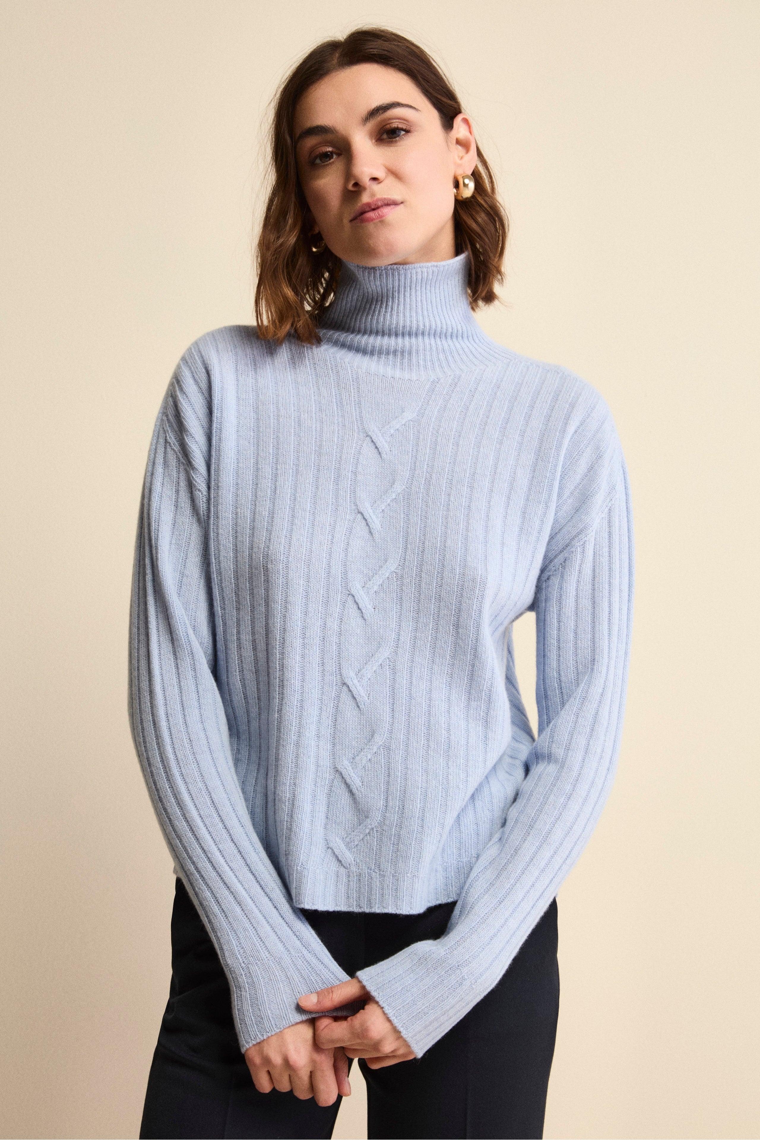 Turtleneck in Wool and Cashmere with Cable Detail - Light blue