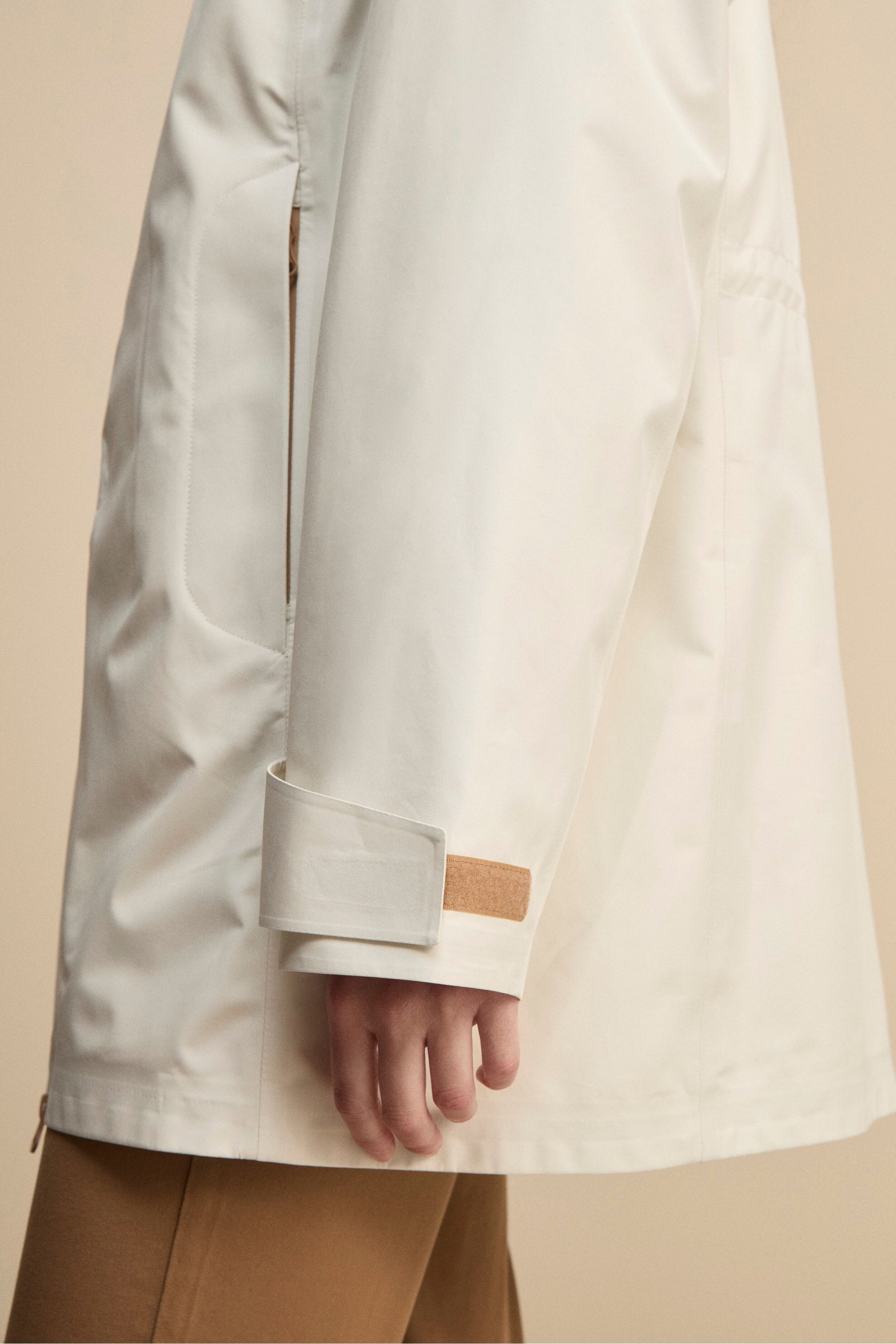 Giacca Impermeabile con Zip e Cappuccio - BIANCO