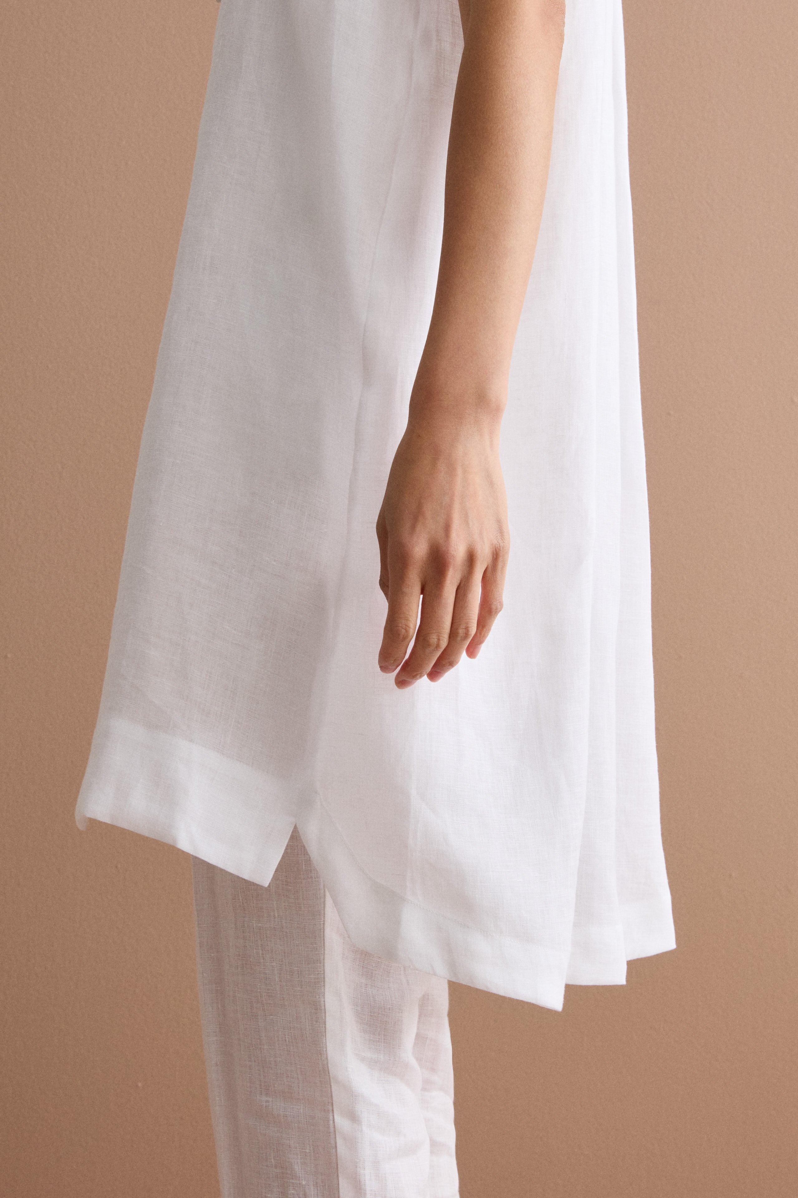 Ärmelloses Midi-Hemdkleid aus Leinen - WEISS