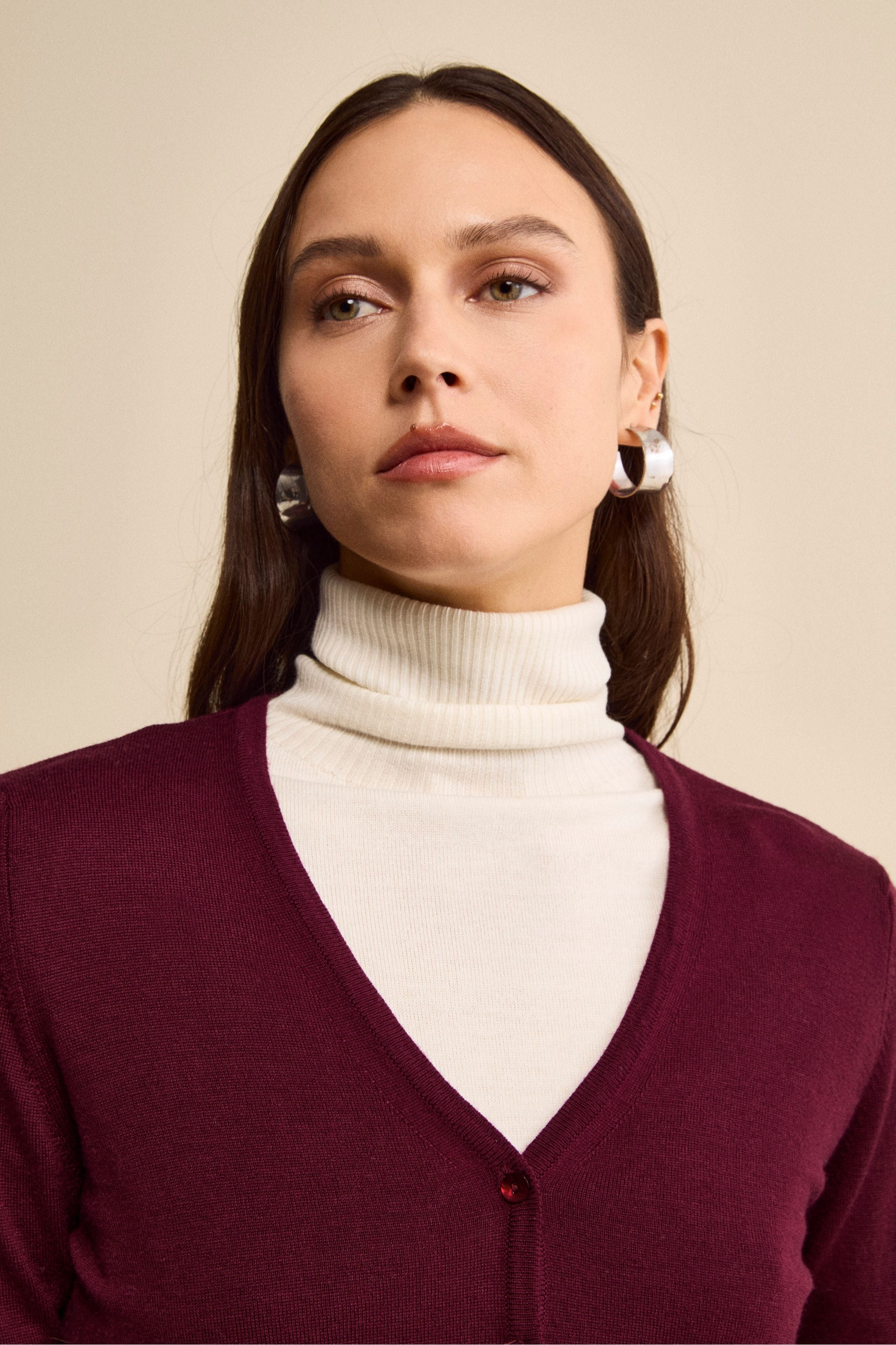 V-Neck Cardigan in Merino Wool - Burgundy