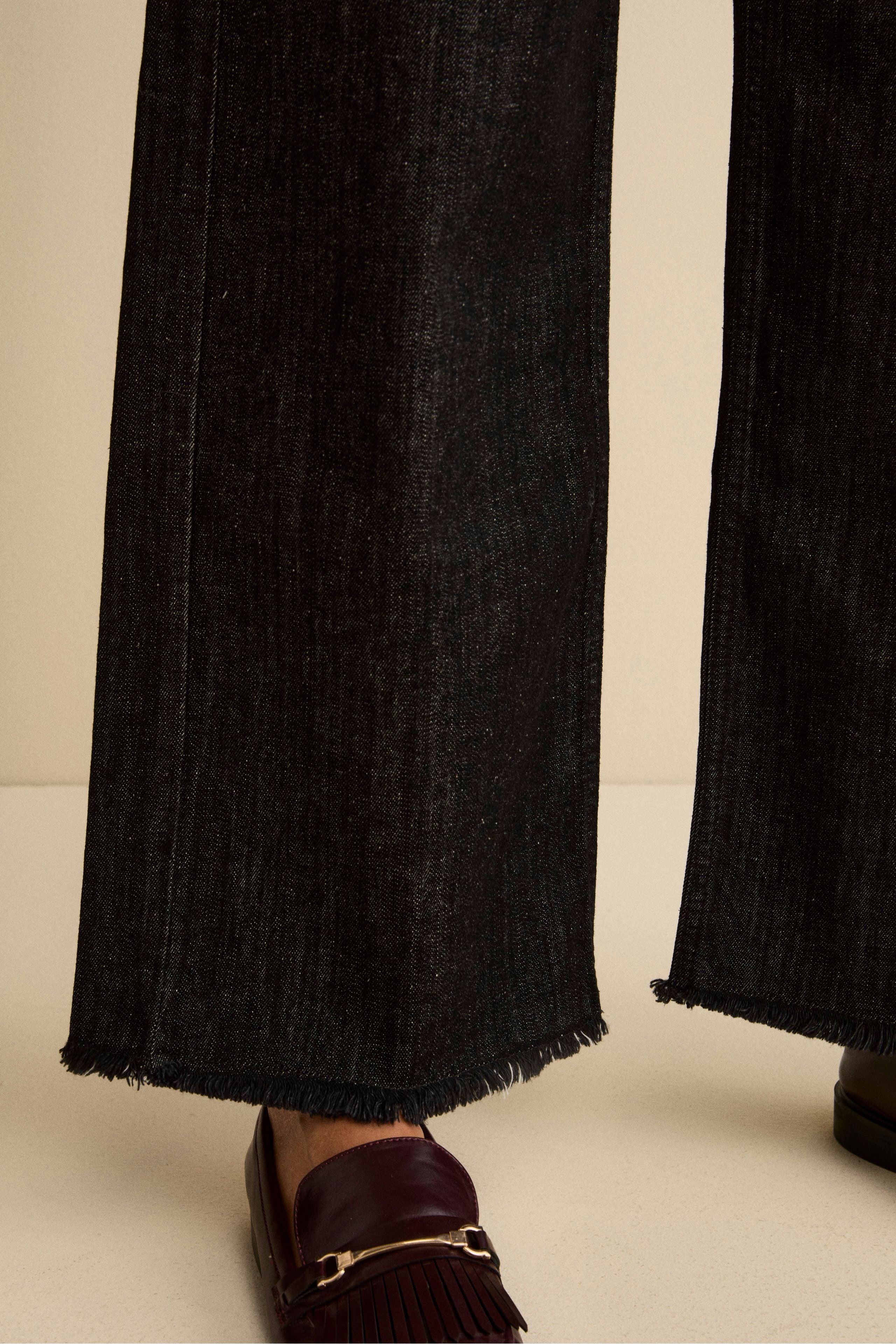 Ausgefranste Jeans mit weitem Bein - DENIM/SHWARZ