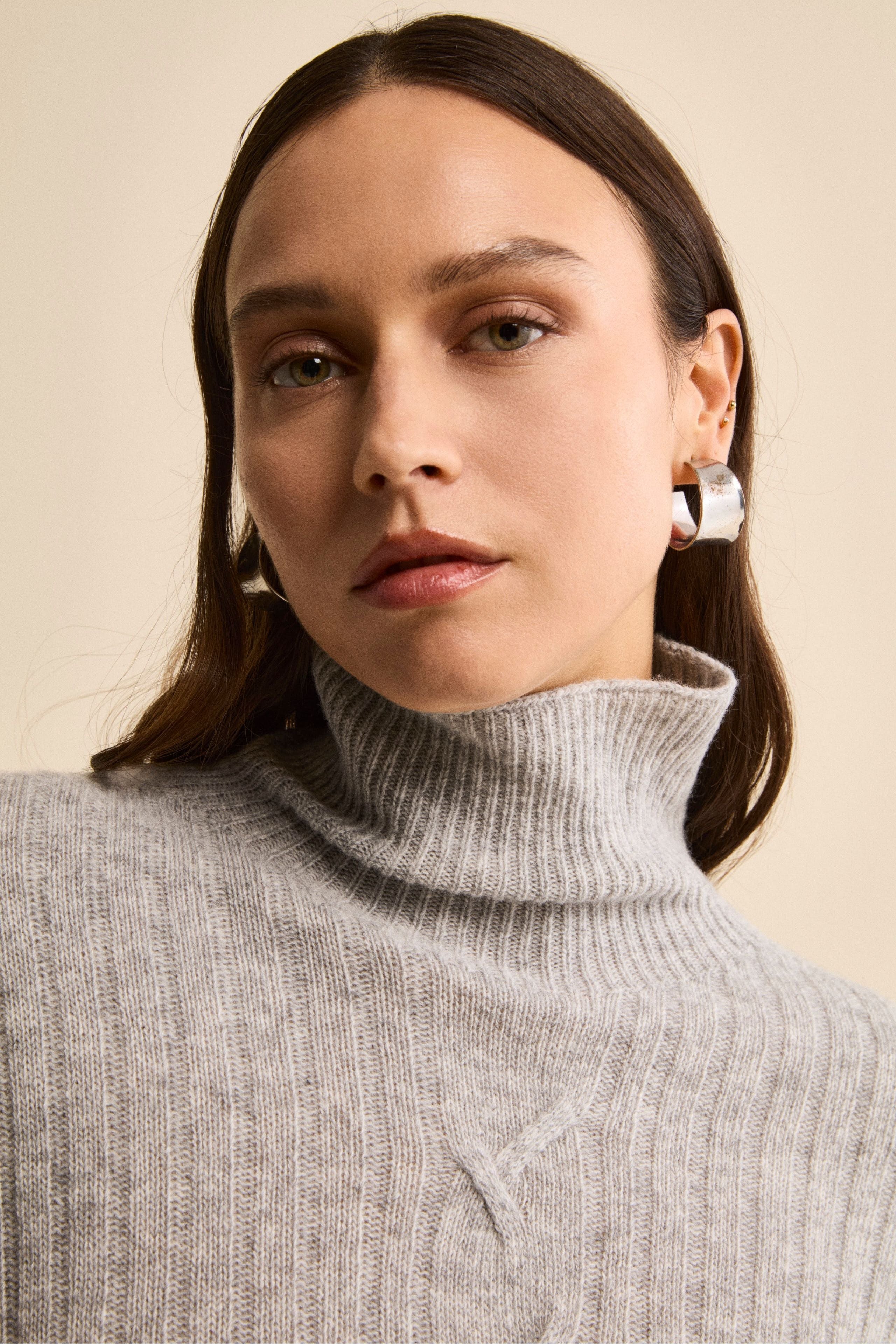 Turtleneck in Wool and Cashmere with Cable Detail - Light grey
