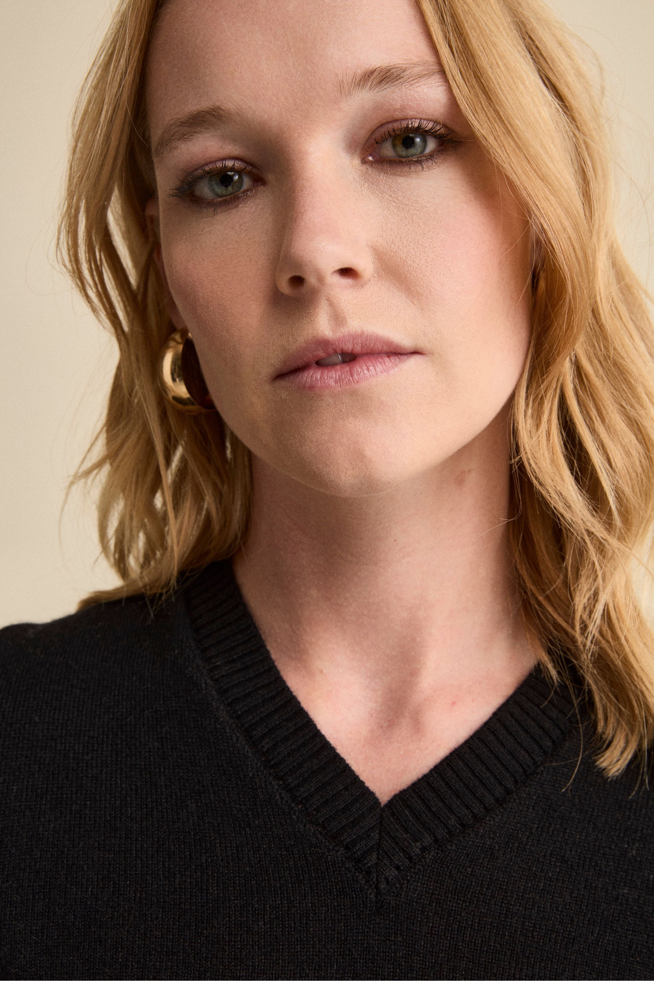 Pure Cashmere V-Neck Sweater - BLACK