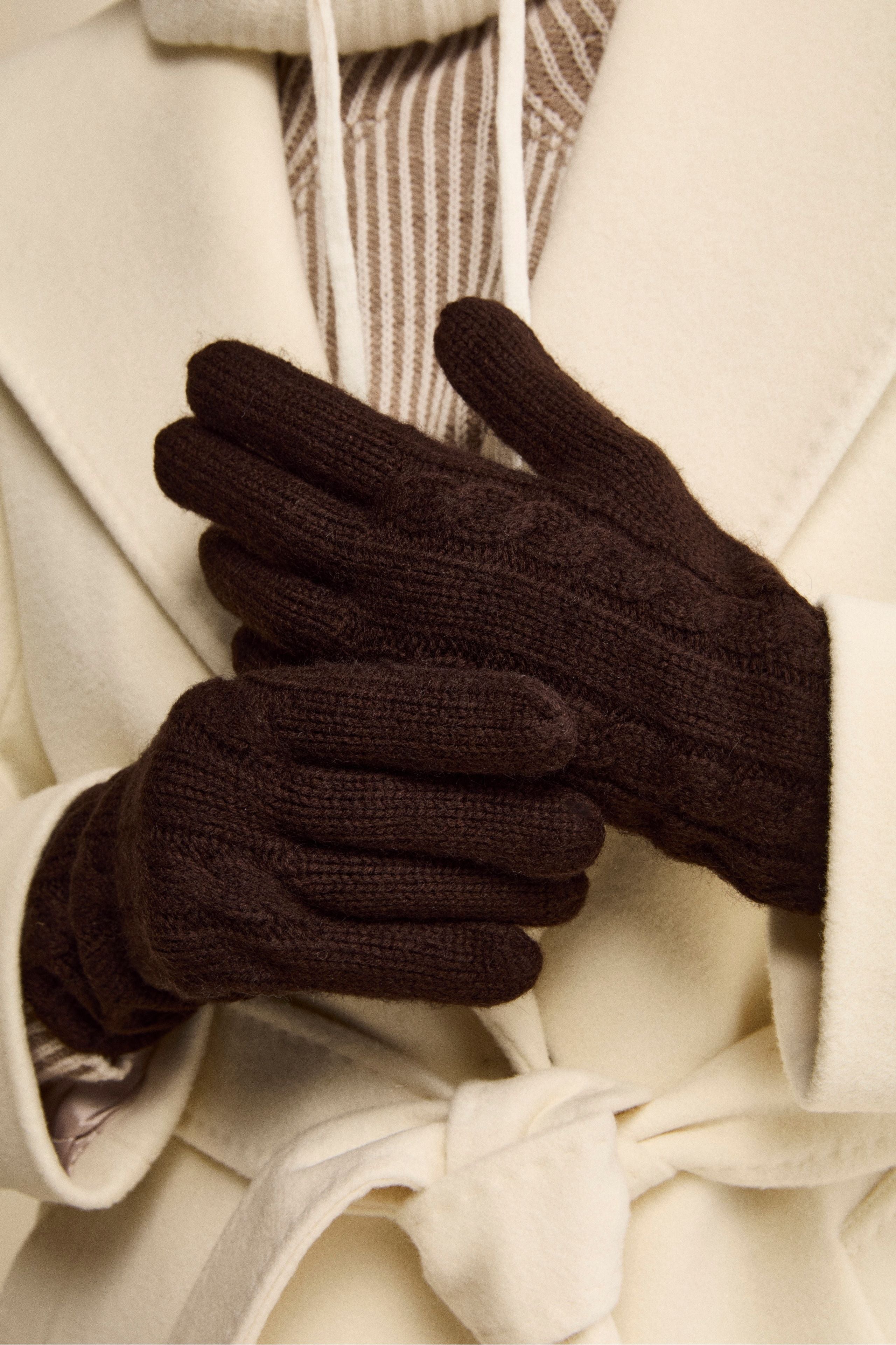 Cable Knit Gloves in Wool and Cashmere - -