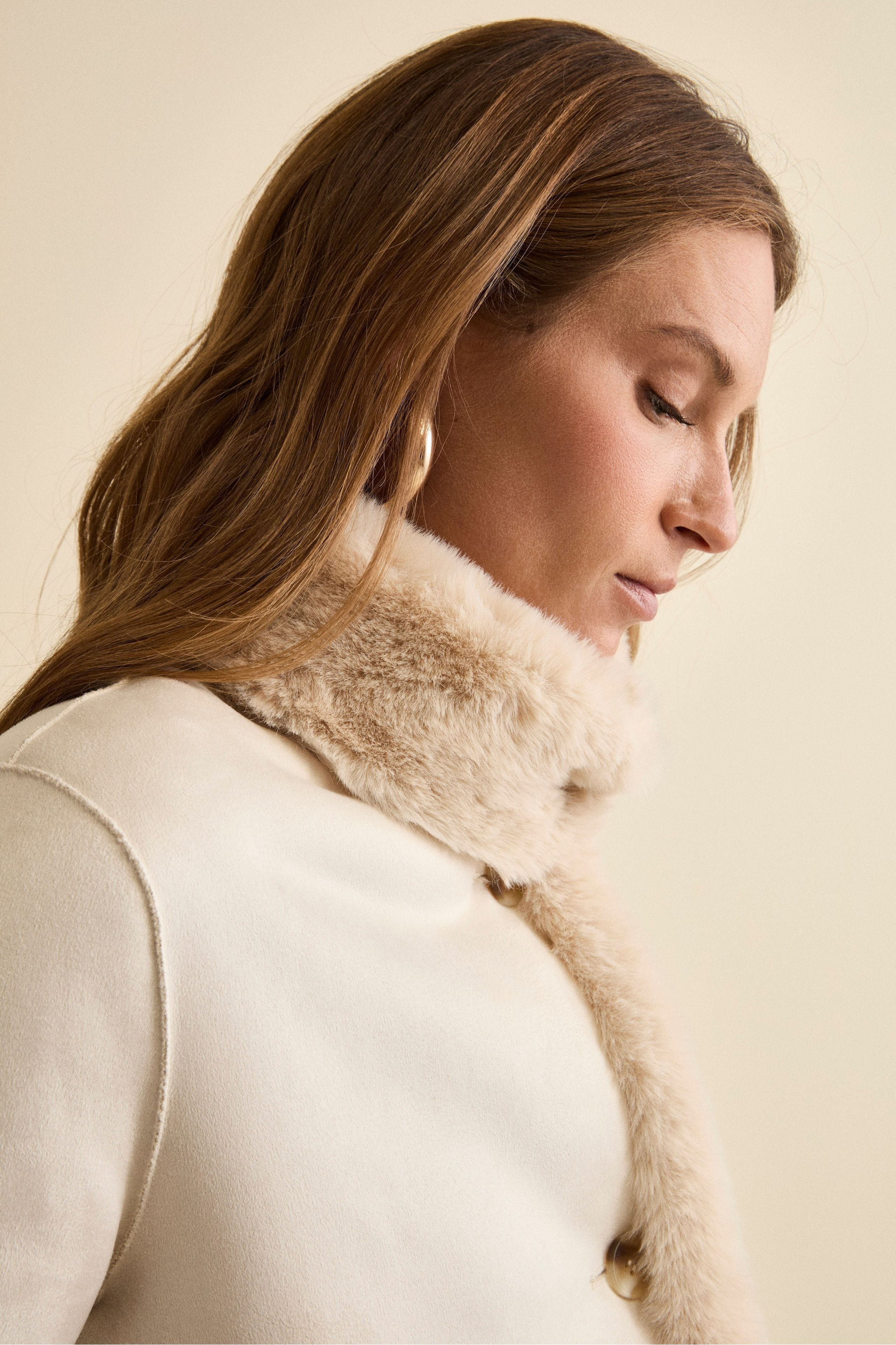 Kurzer Mantel aus Kunstlammfell - -