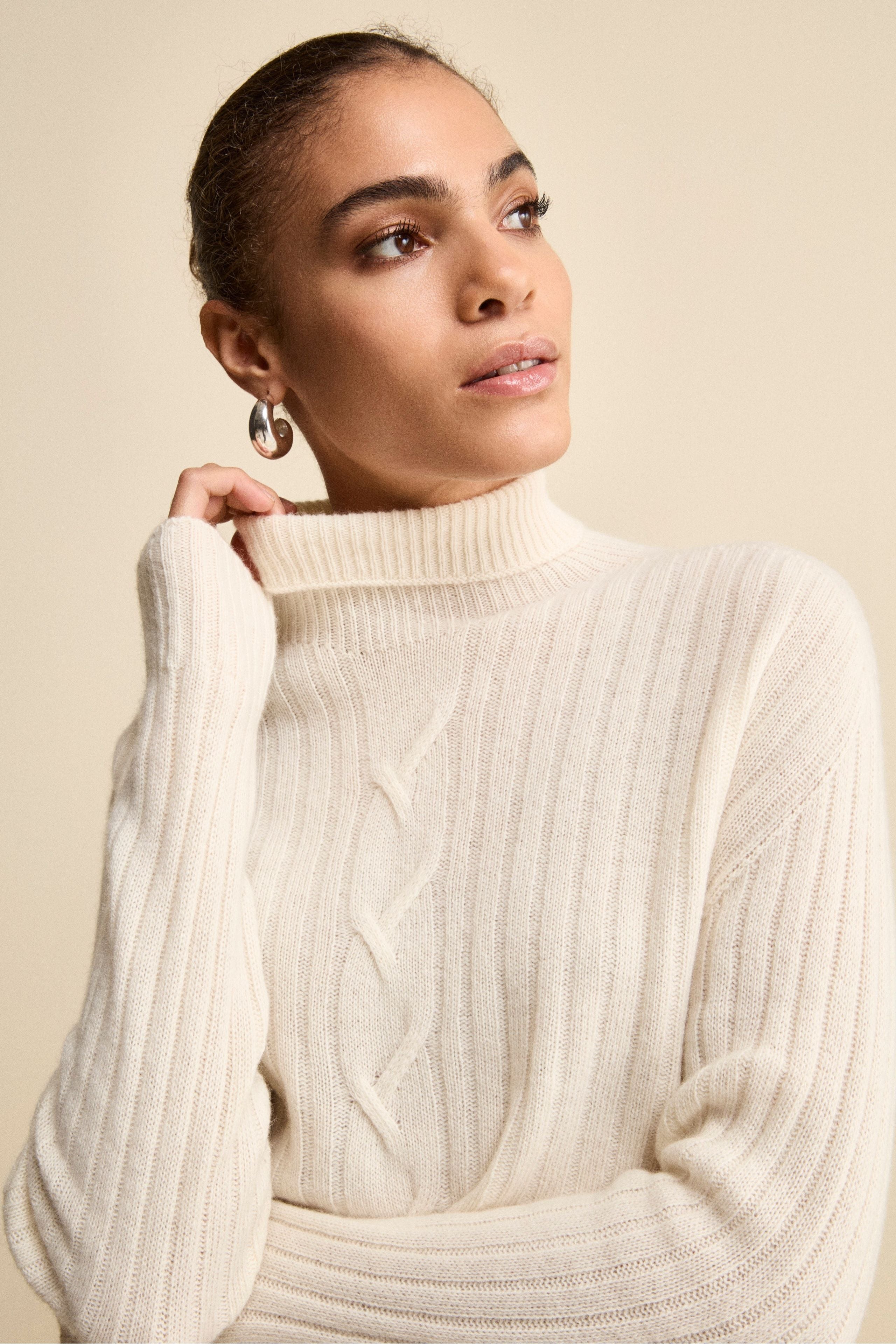Turtleneck in Wool and Cashmere with Cable Detail - Cream white
