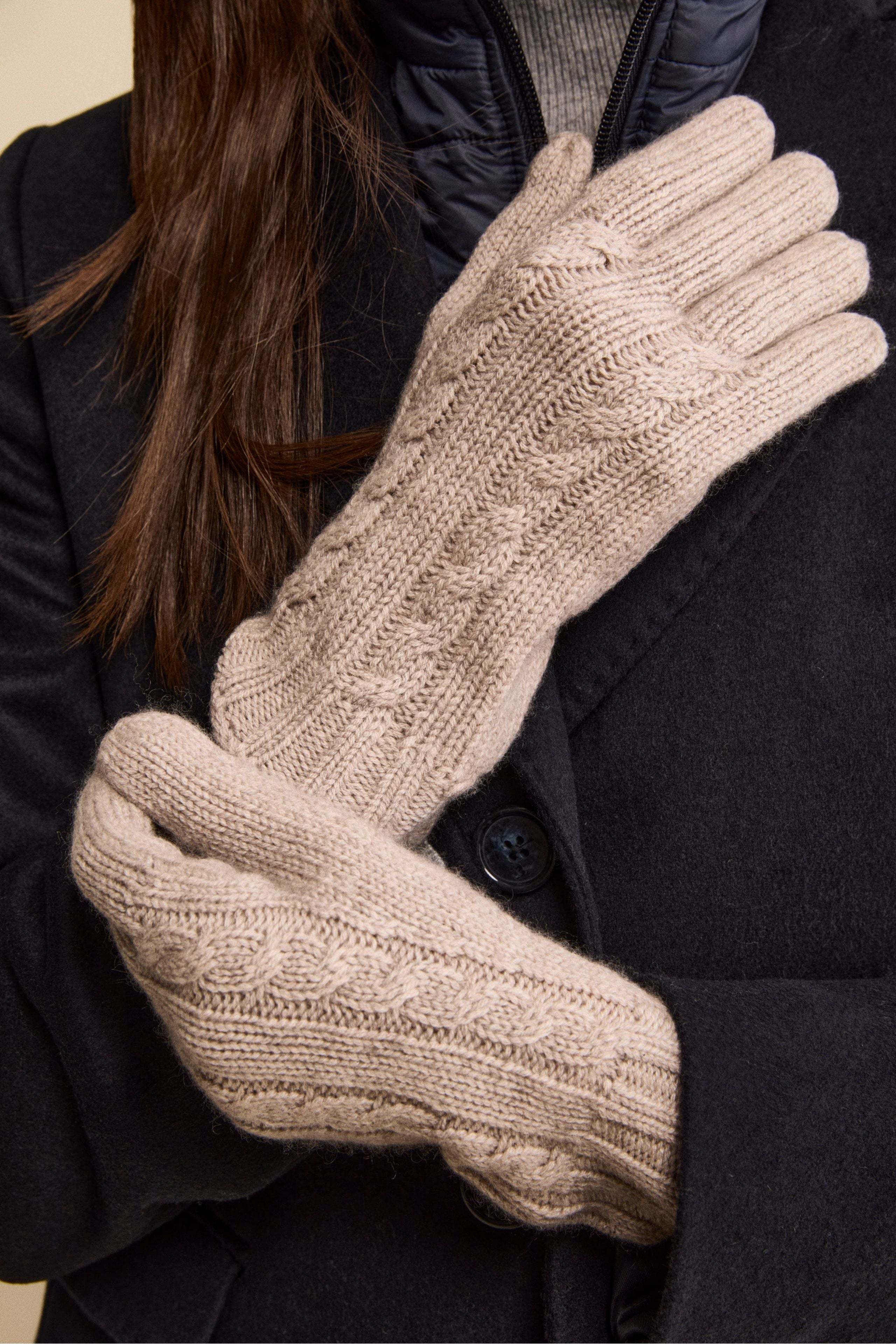 Cable Knit Gloves in Wool and Cashmere - Sand brown