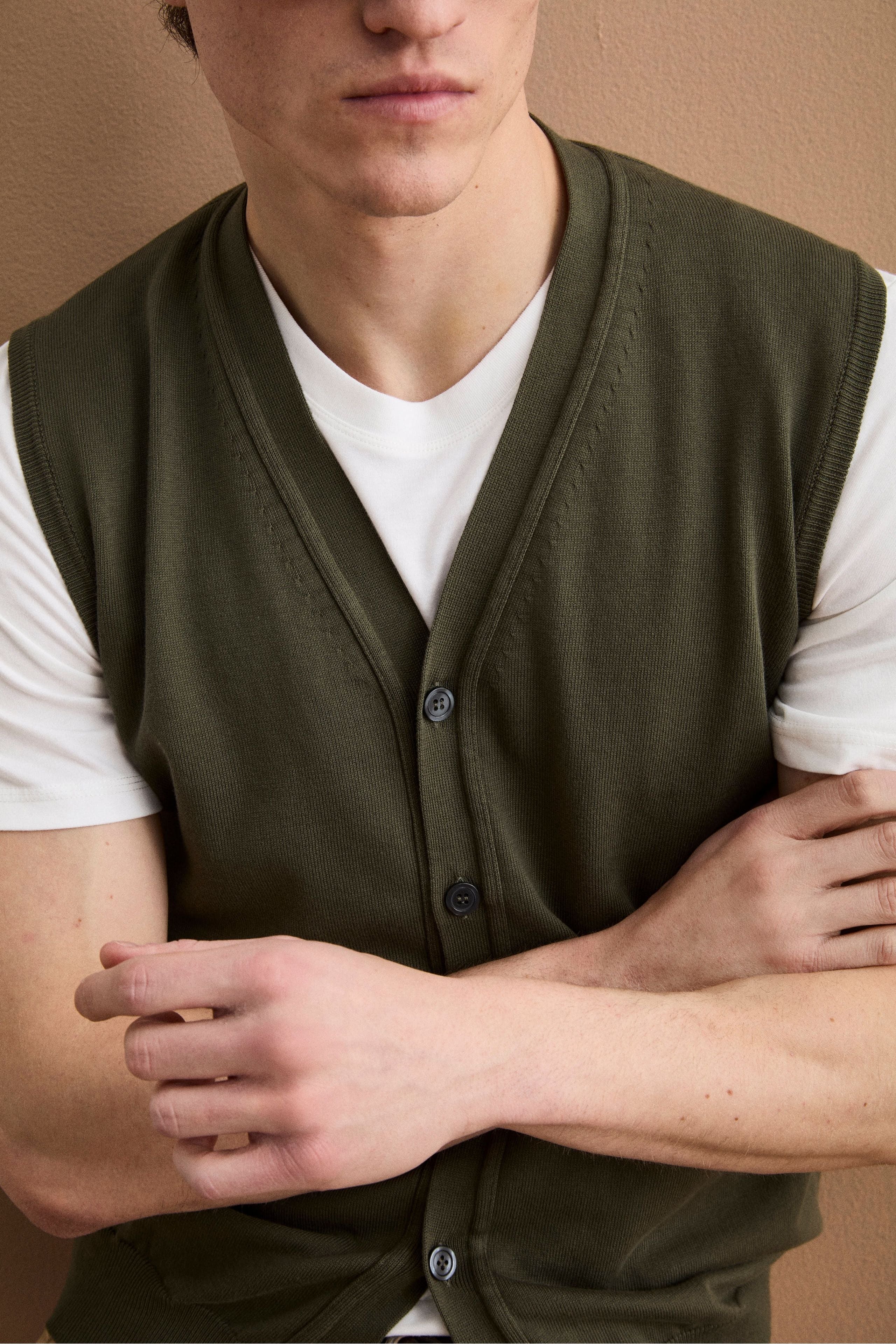 Baumwollweste mit V-Ausschnitt und Knöpfen - Olivgrün