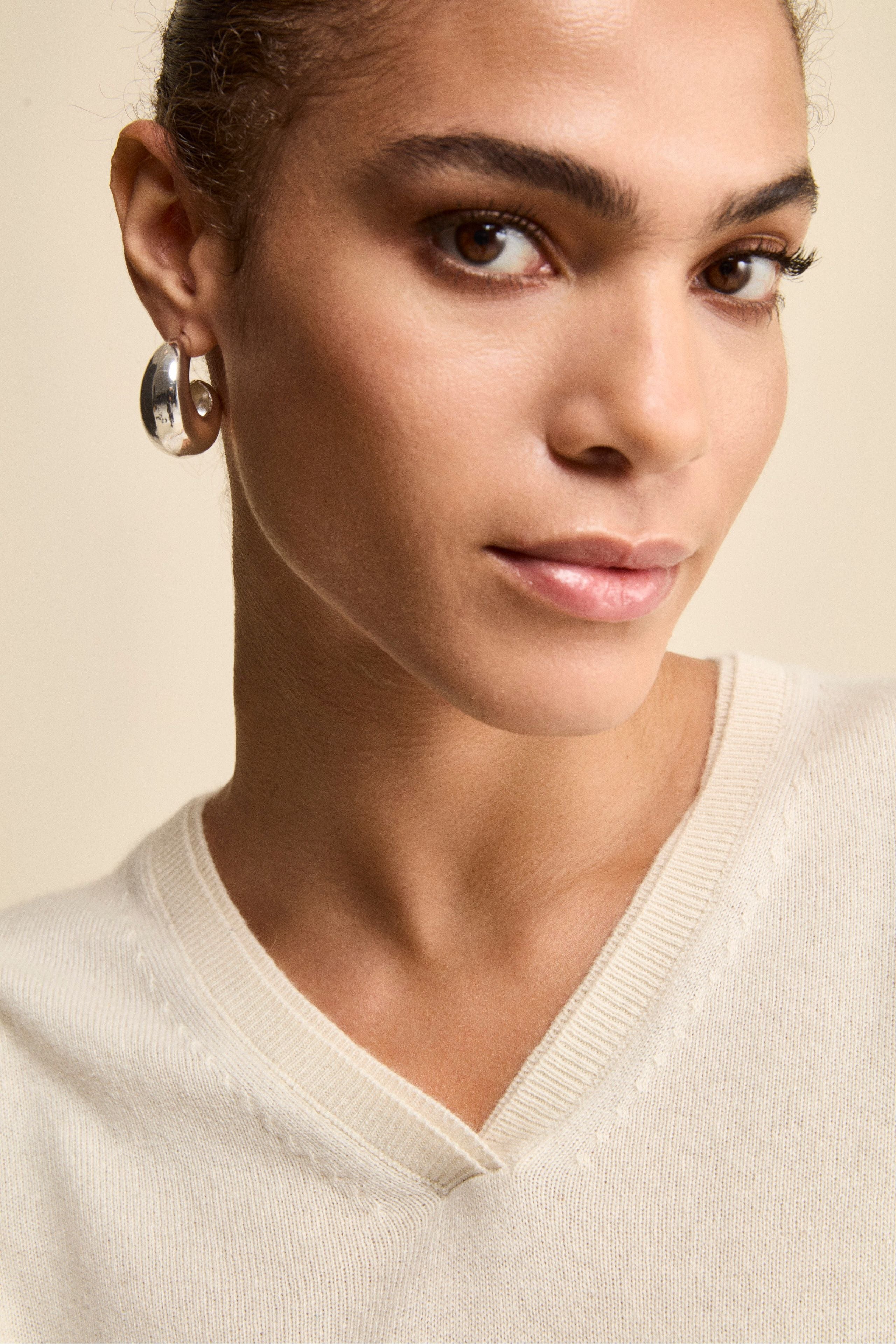 Seiden- und Kaschmirpullover mit V-Ausschnitt - Creme weiß