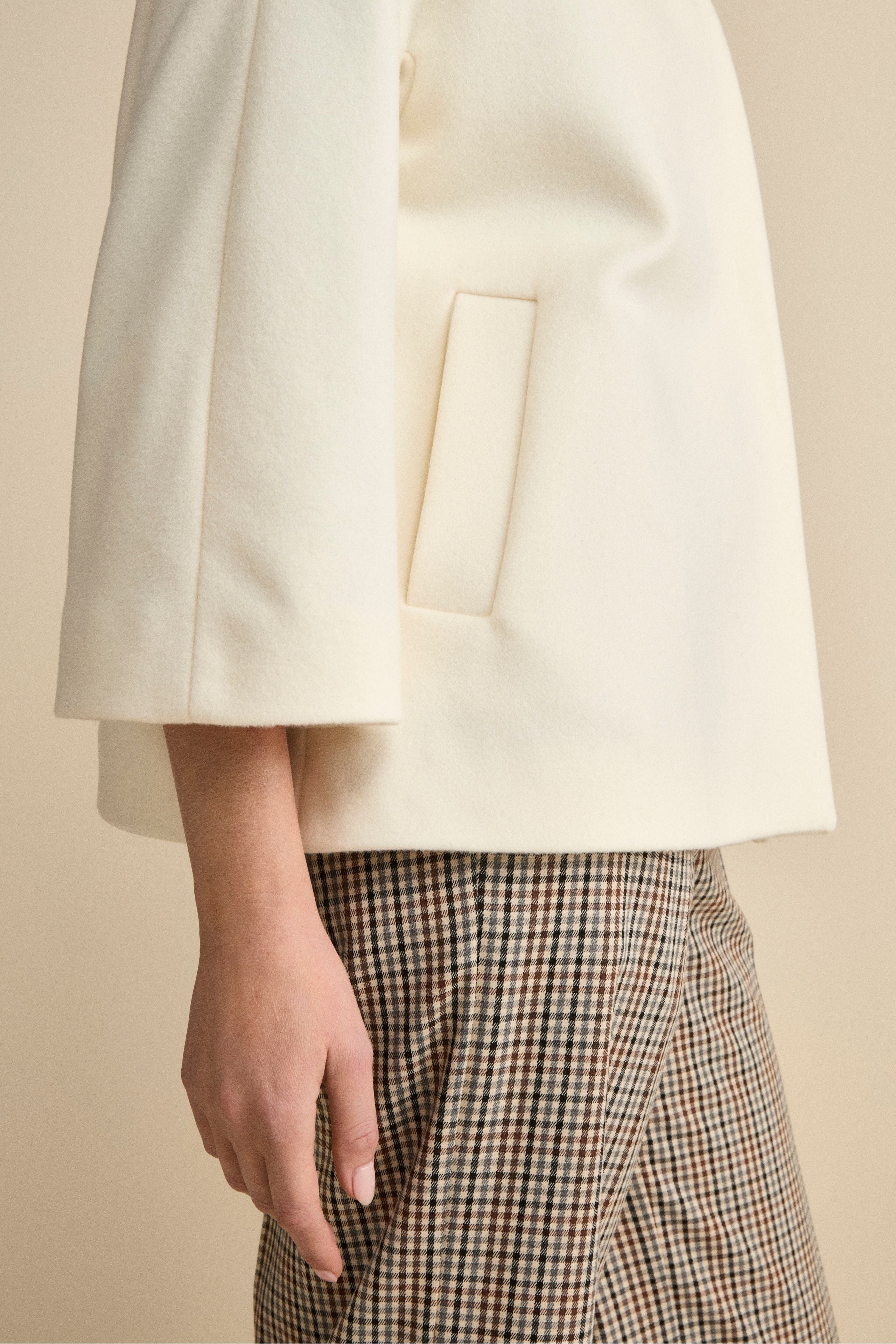 Kurzer Oversize-Mantel aus Woll-Kaschmir-Mix - WEISS