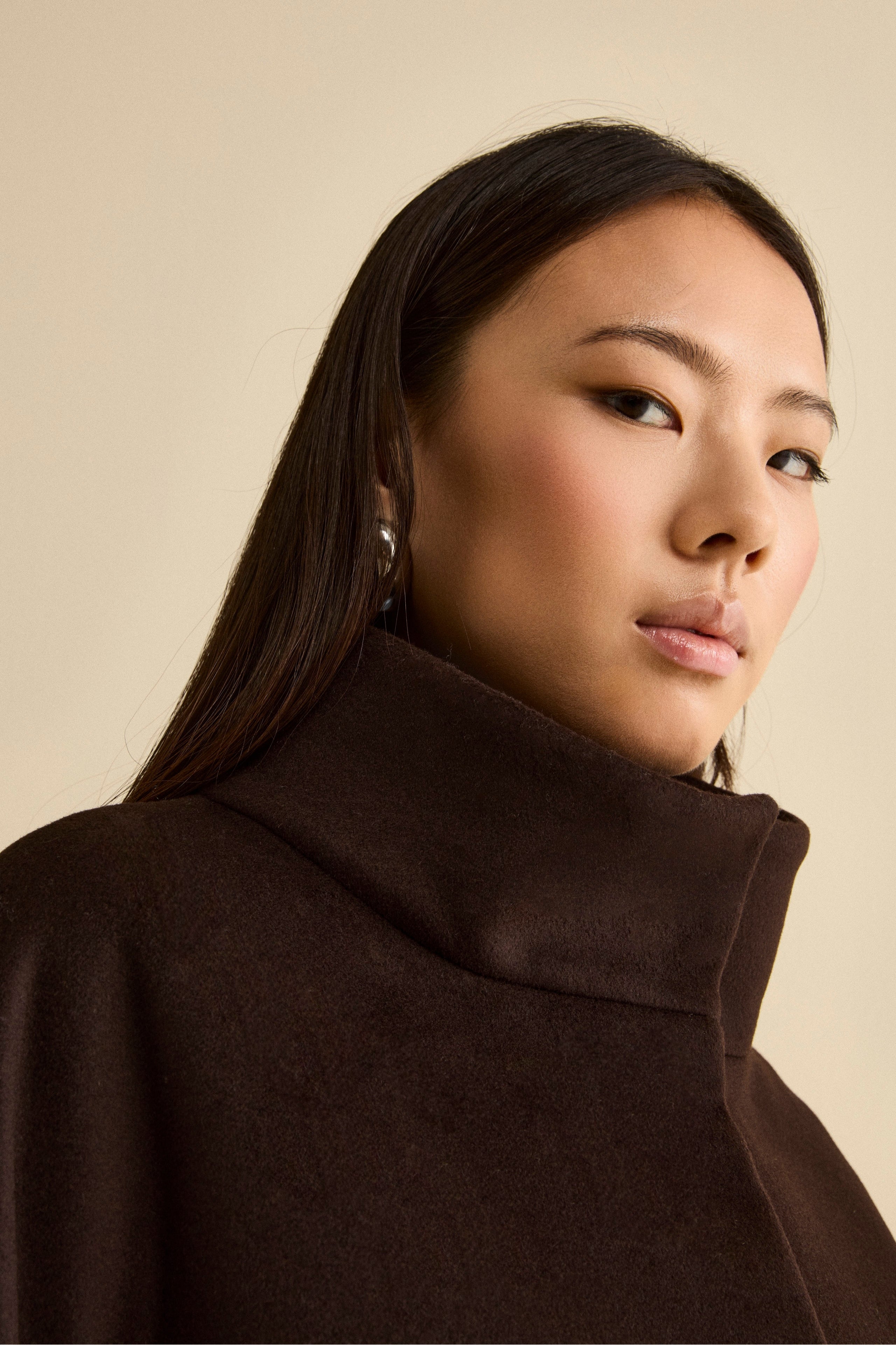 Short Oversized Coat in Wool and Cashmere Blend - Dark brown