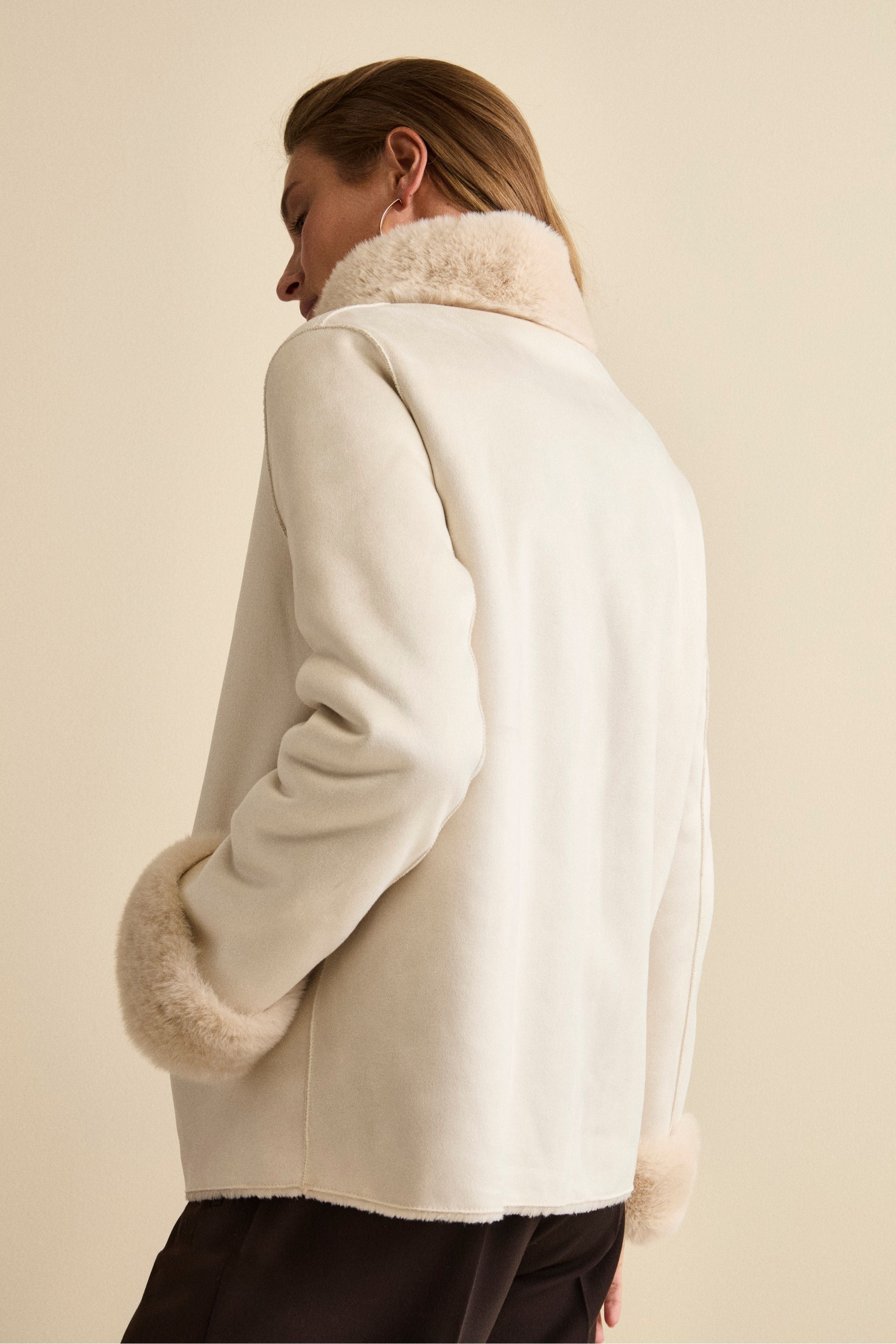 Kurzer Mantel aus Kunstlammfell - -