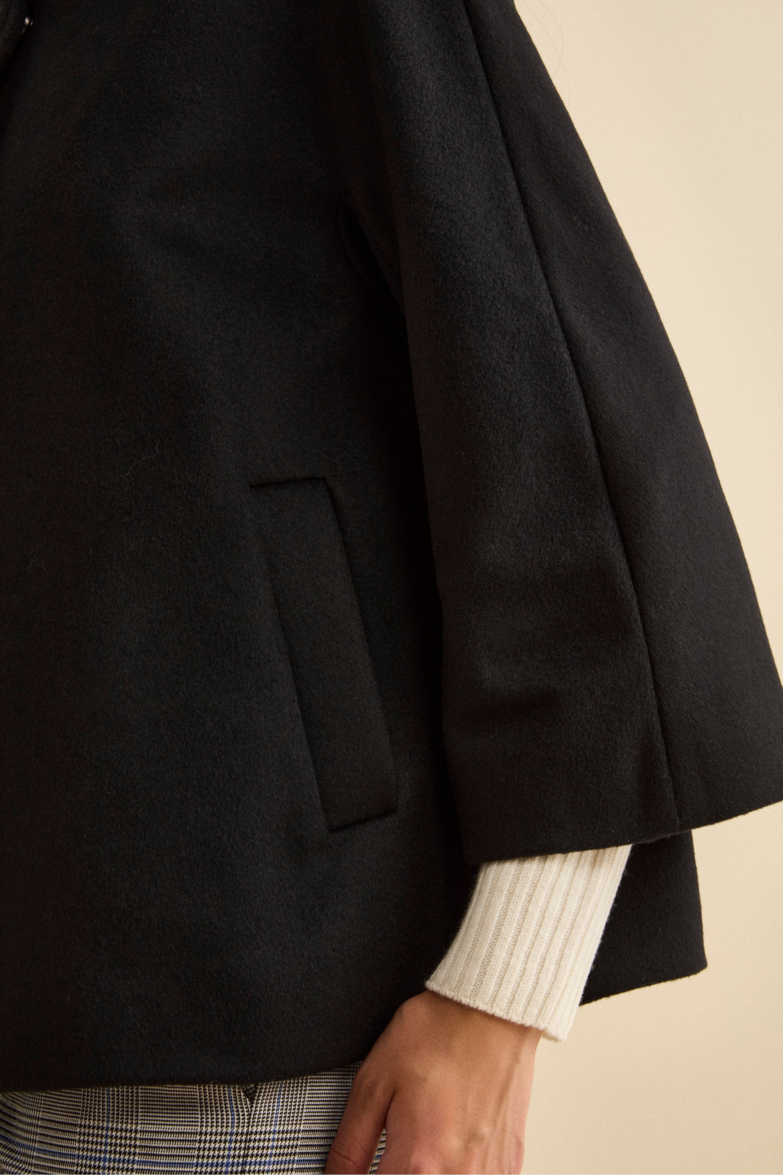 Short Oversized Coat in Wool and Cashmere Blend - BLACK