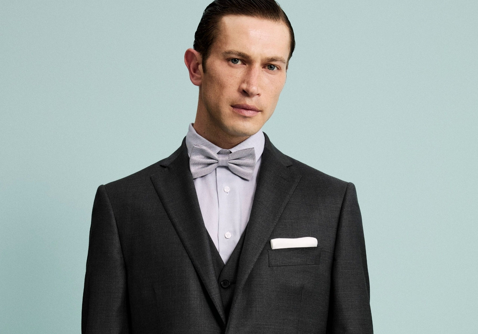 Abito da uomo elegante con papillon e gilet