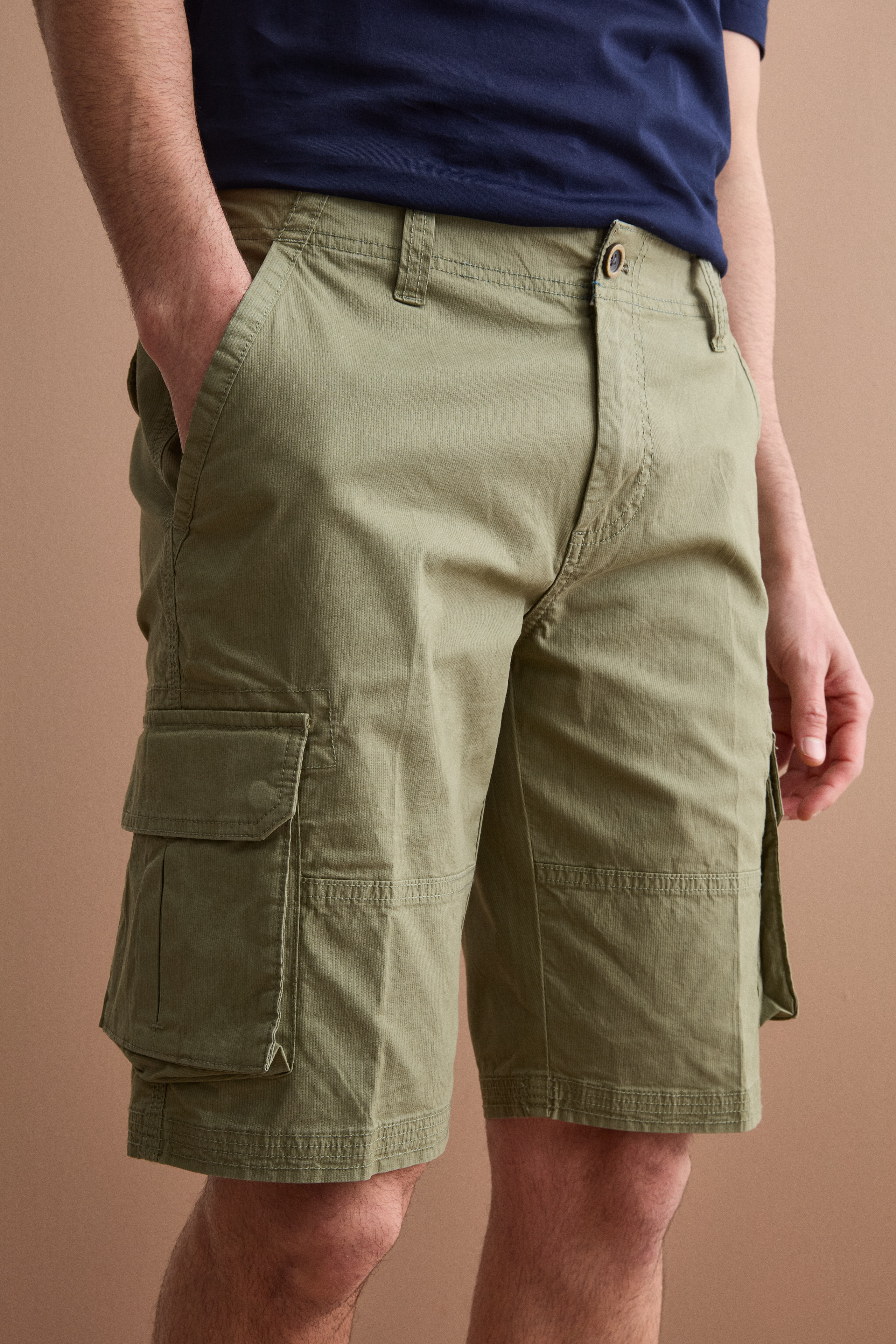 Men’s cotton cargo bermuda shorts with side pockets - Sage green