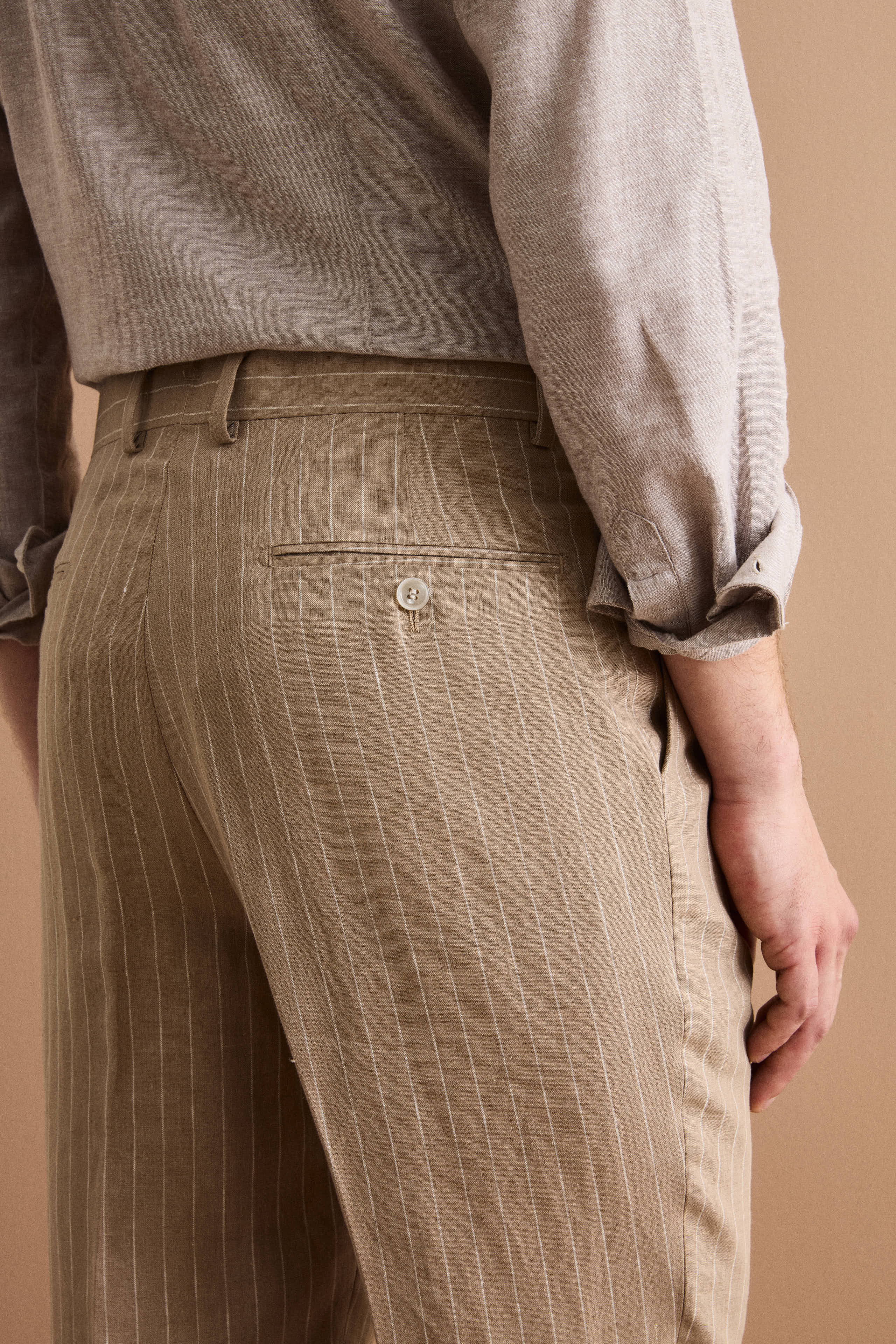 Zweireihiger Nadelstreifenanzug aus Reinem Leinen - -