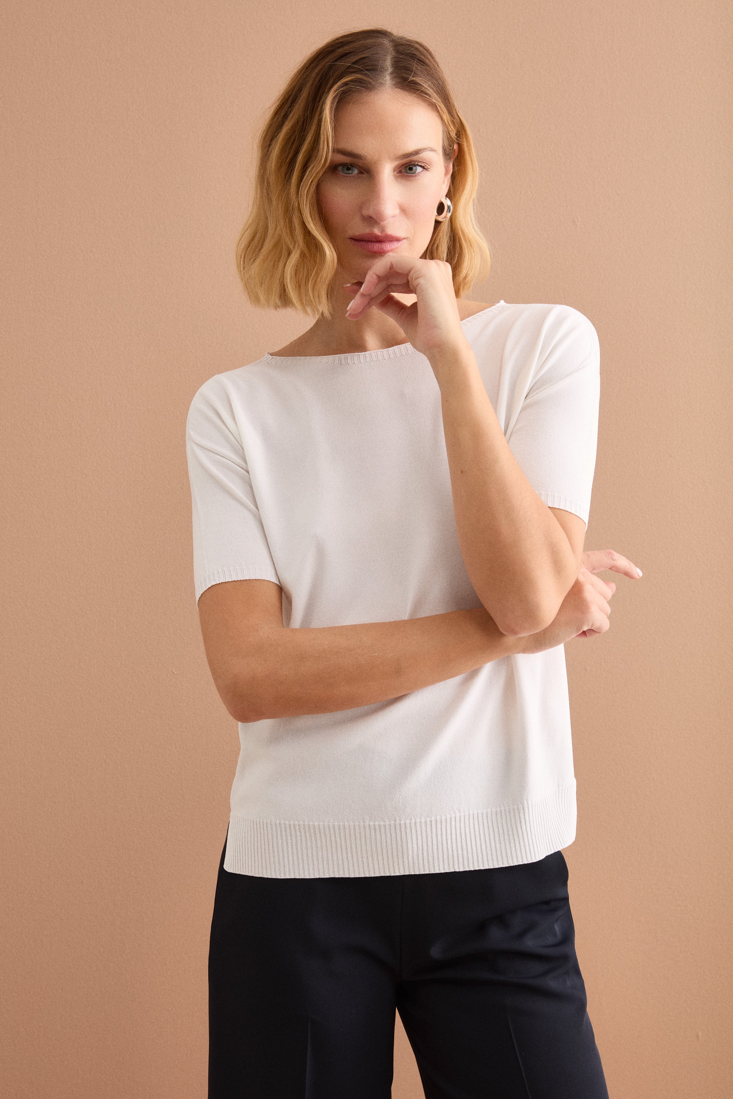 Boxy-Strickshirt mit U-Boot-Ausschnitt und Rippdetails - WEISS