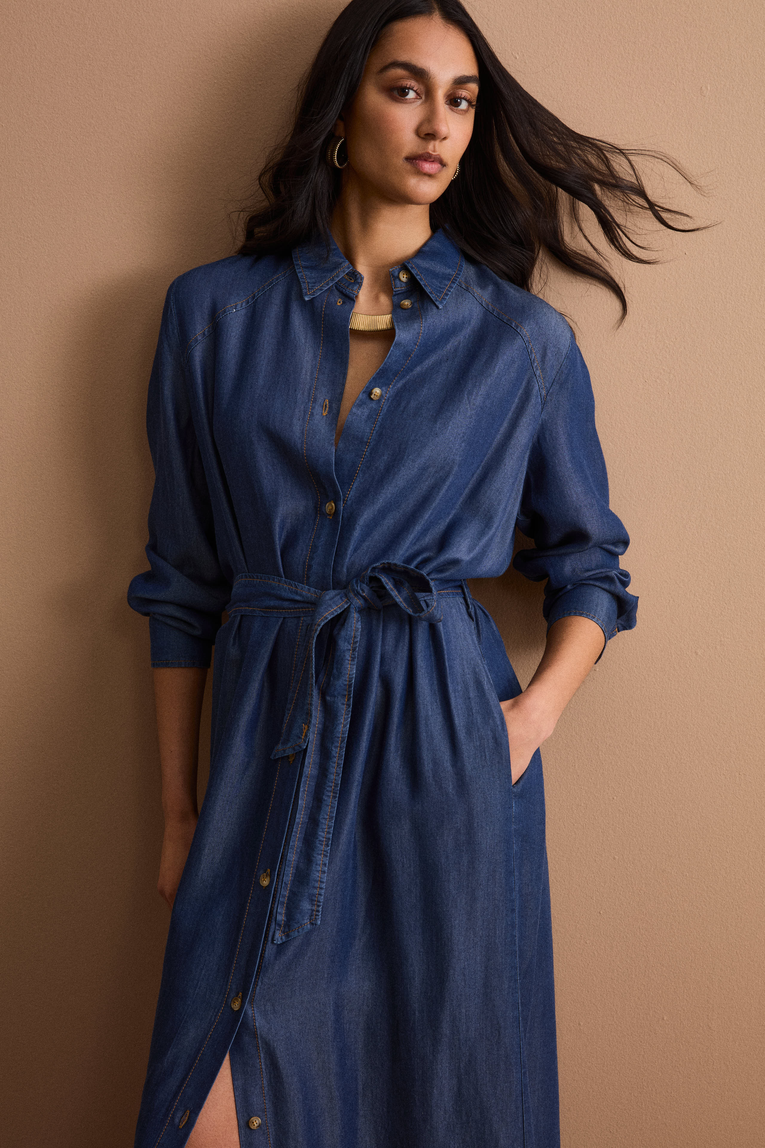 Langes Denim-Hemdkleid mit Gürtel - DENIM