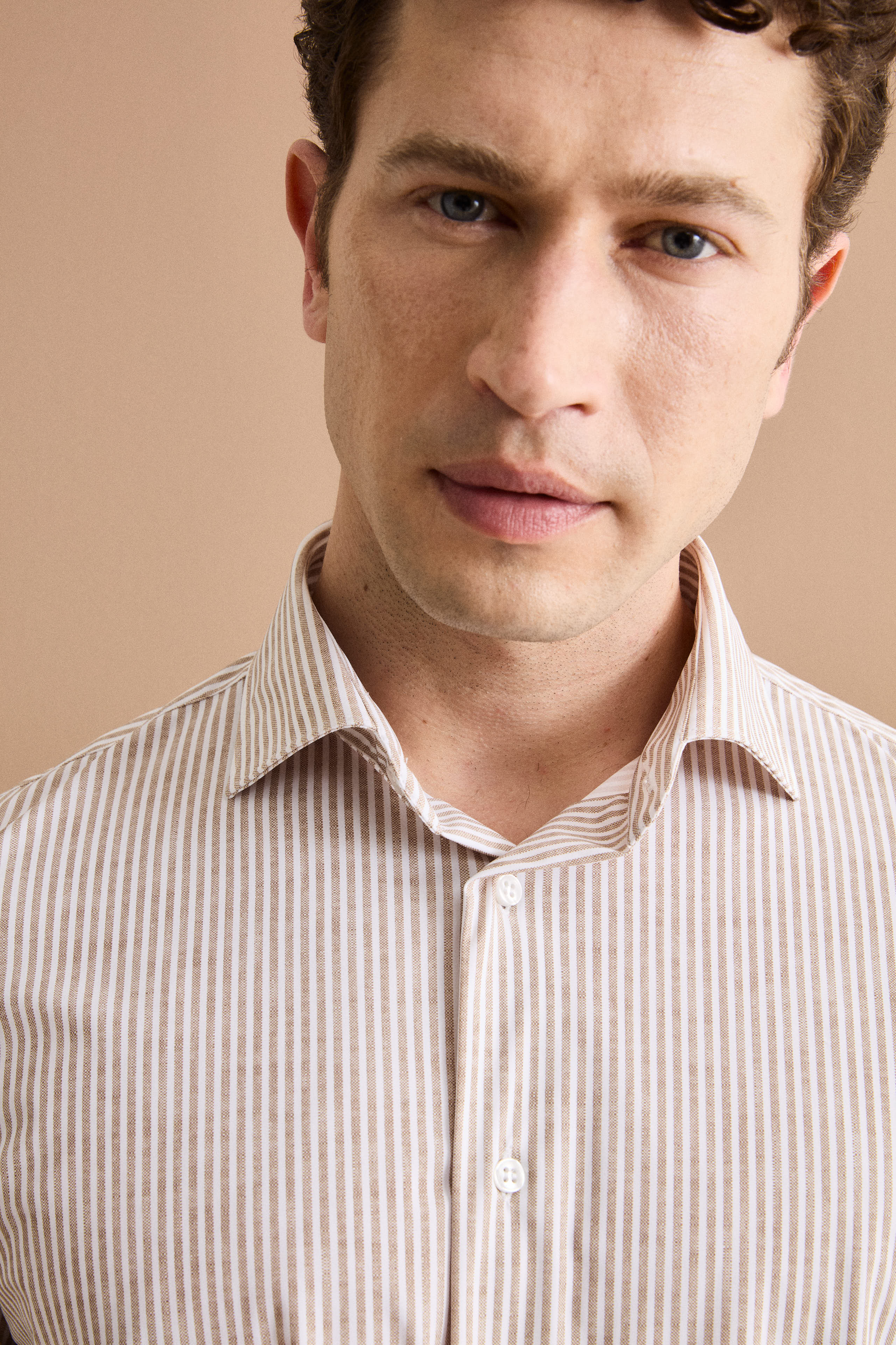 Herren Custom-Fit Hemd mit Streifen aus Technischem Gewebe - Braun gestreift