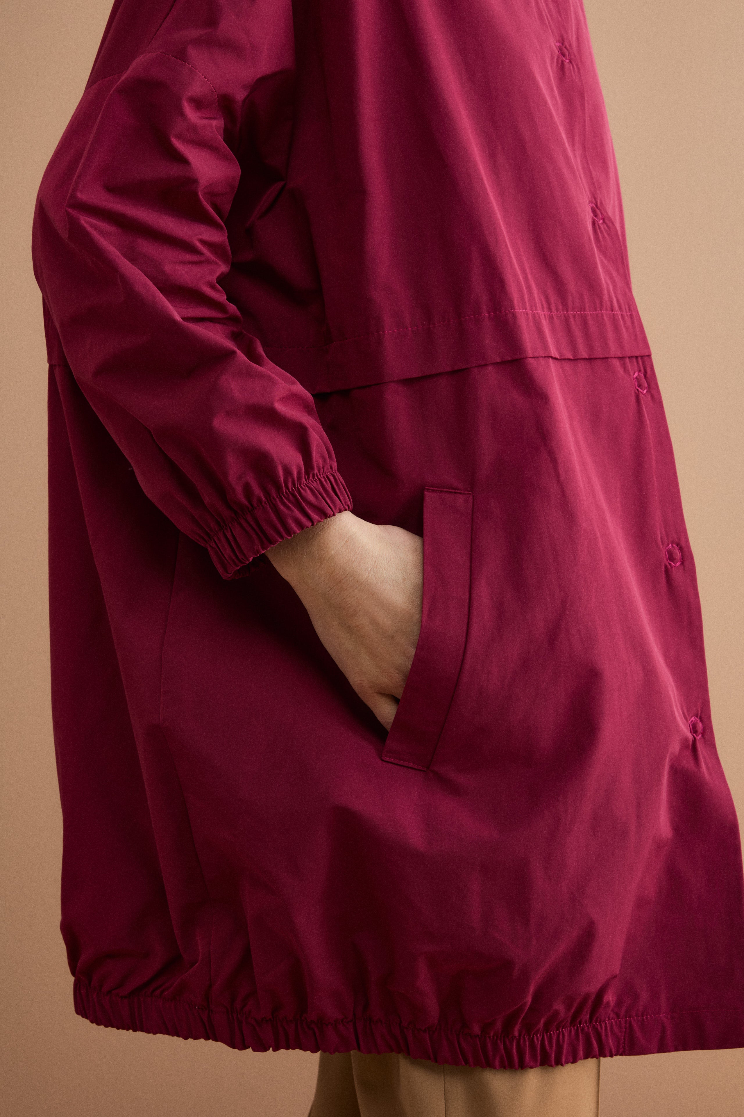 Oversize-Trenchcoat mit Kapuze aus Baumwollmischung - Burgundisch