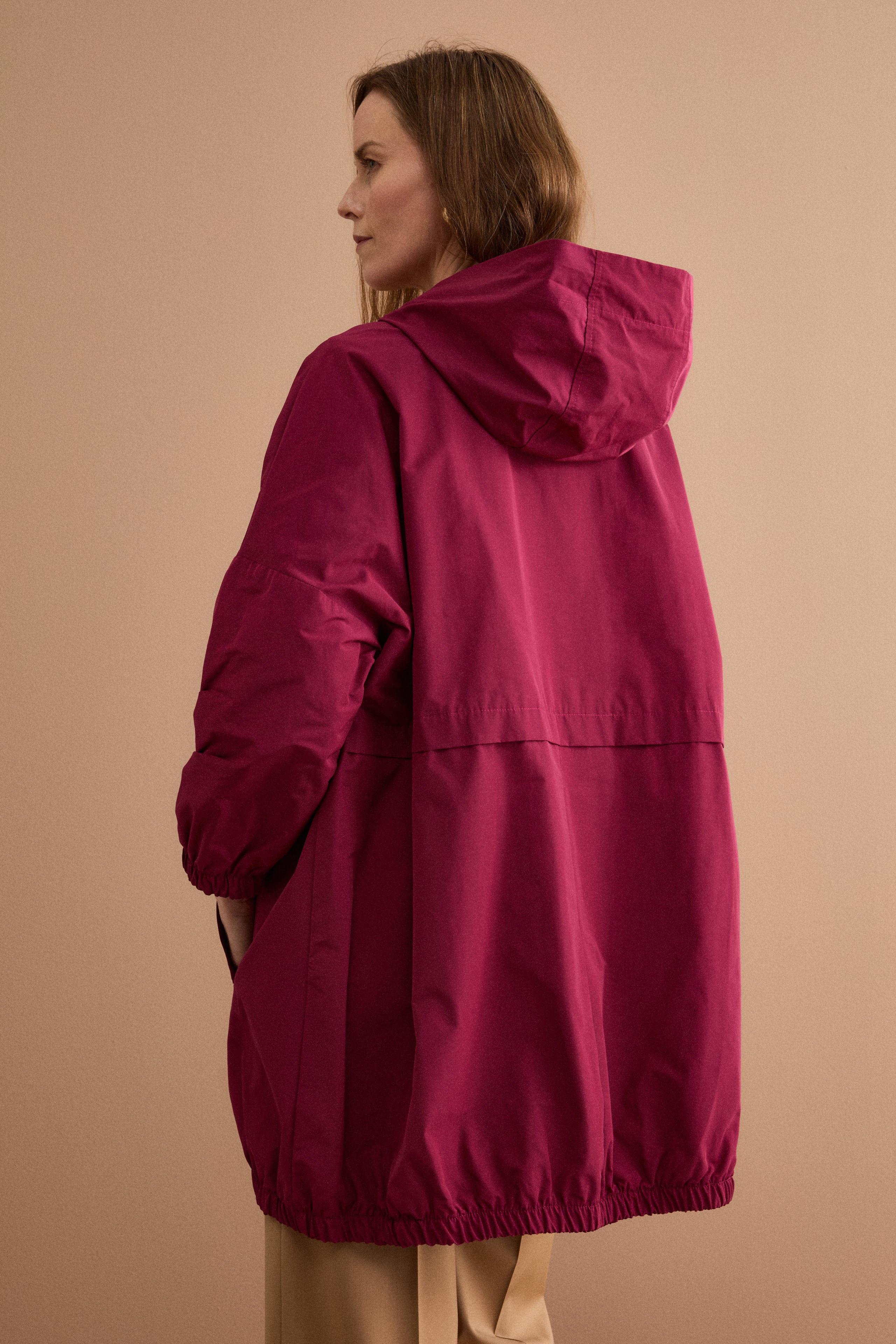 Oversize-Trenchcoat mit Kapuze aus Baumwollmischung - Burgundisch