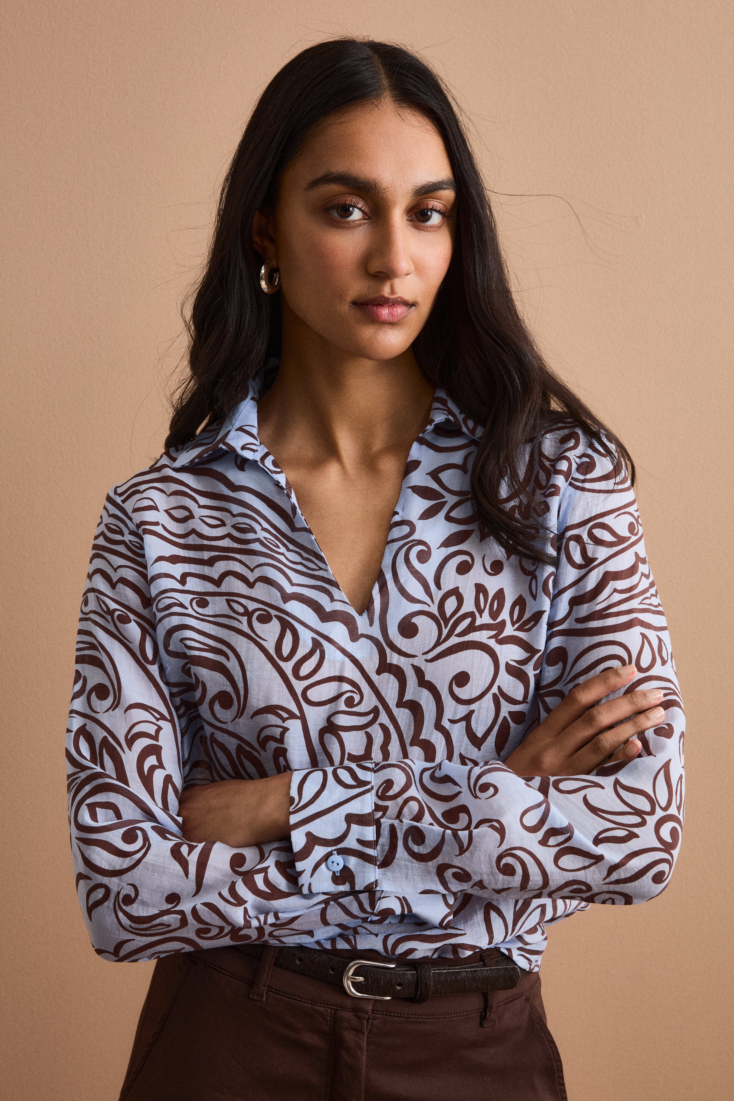 Oversize-Bluse mit V-Ausschnitt im Jacquardmuster - Dunkelbraunes Muster