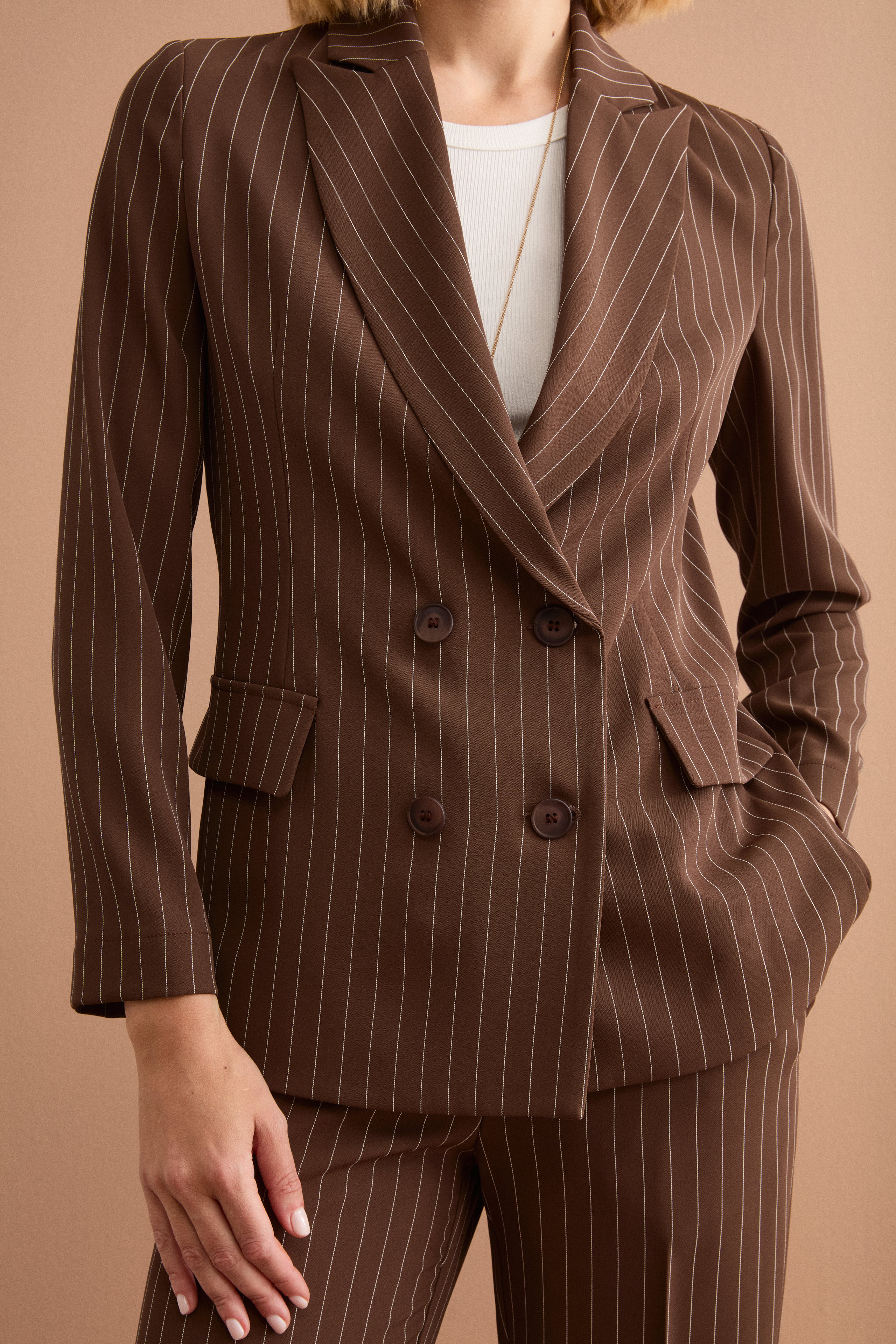 Doppelreihiger Nadelstreifen-Cady-Blazer mit fallendem Revers - -