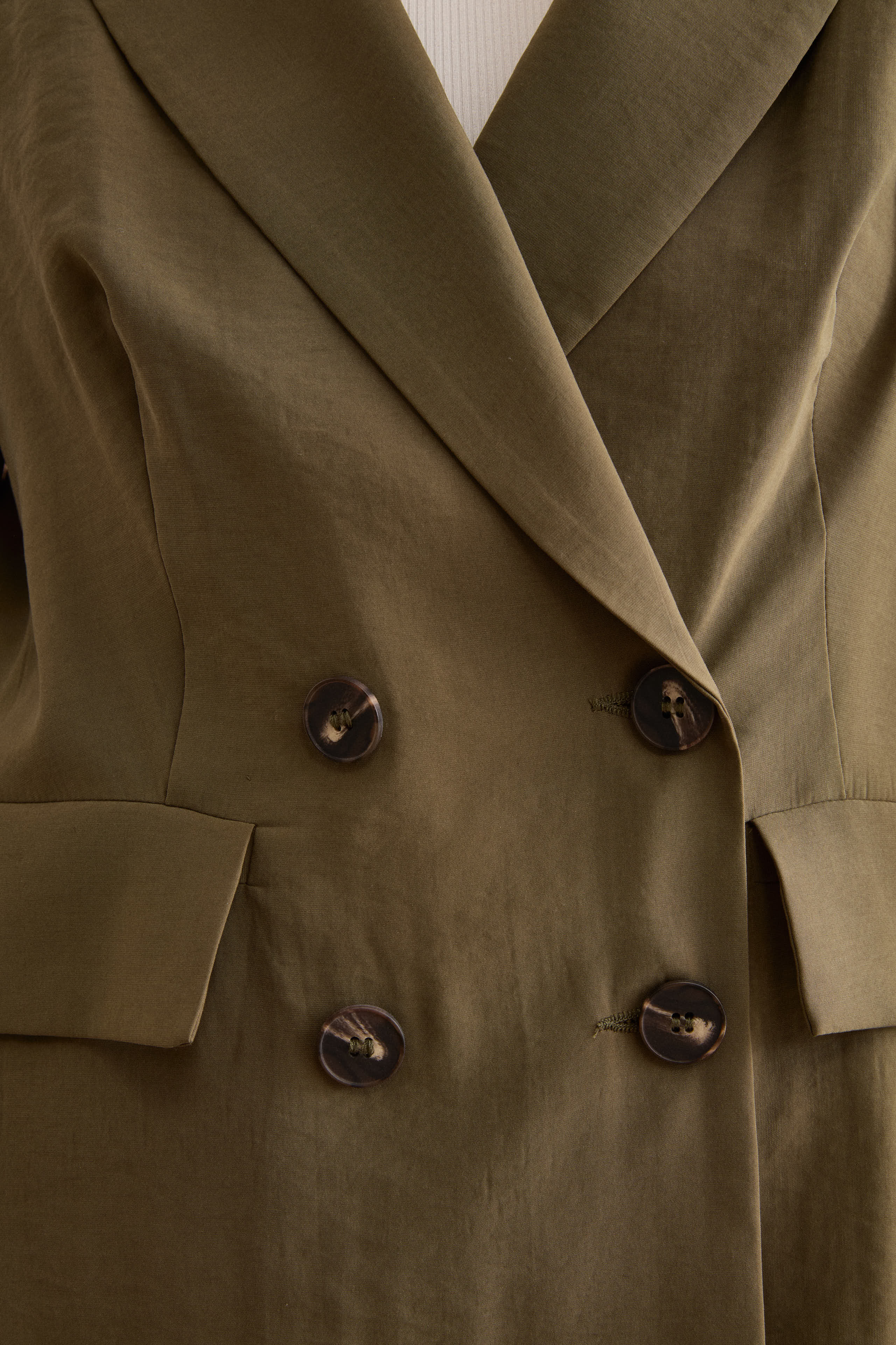 Langer Doppelreihiger Blazer mit Steigenden Revers - Militärgrün