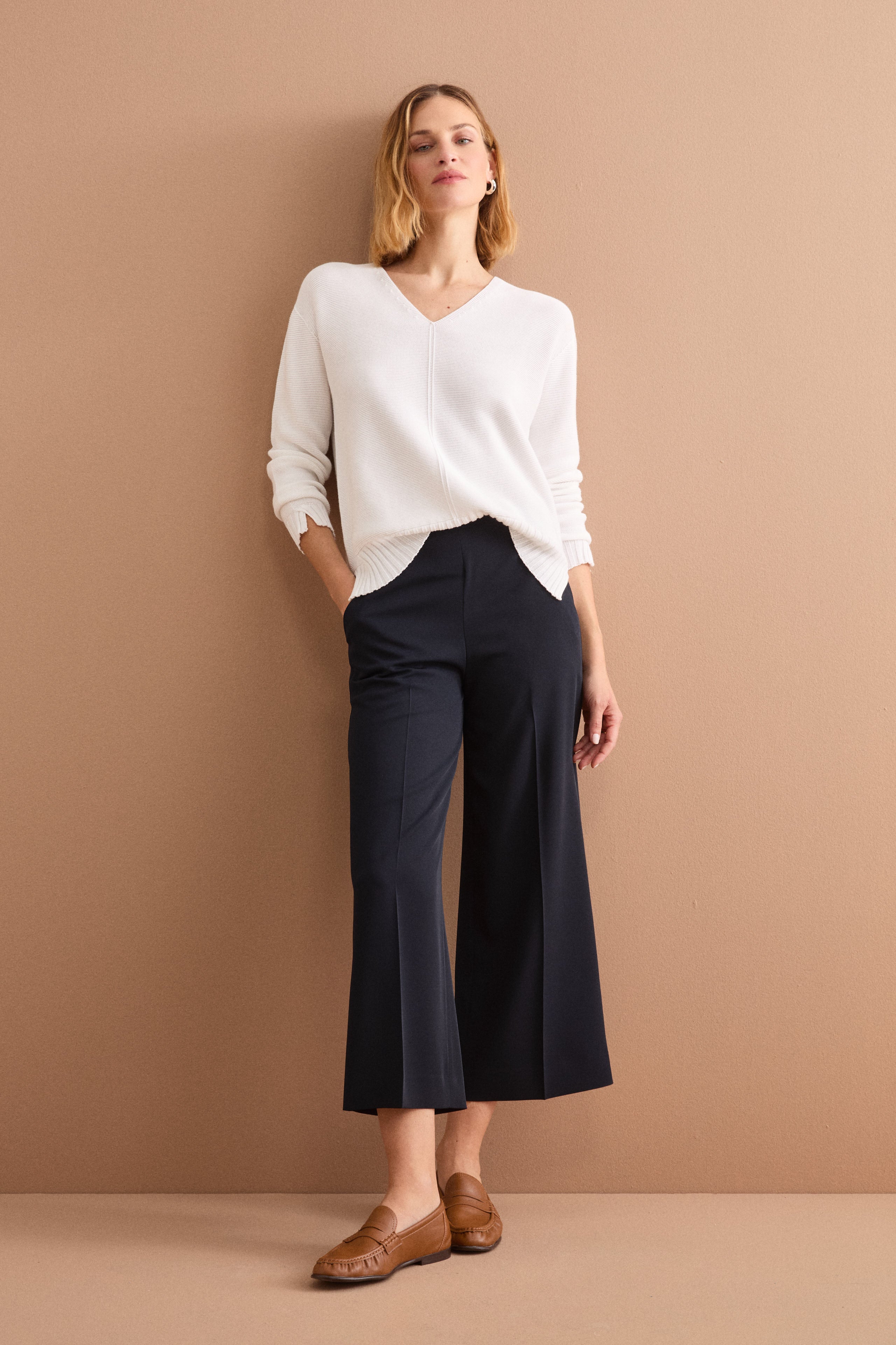 V-Ausschnitt-Pullover mit Rippdetails - WEISS