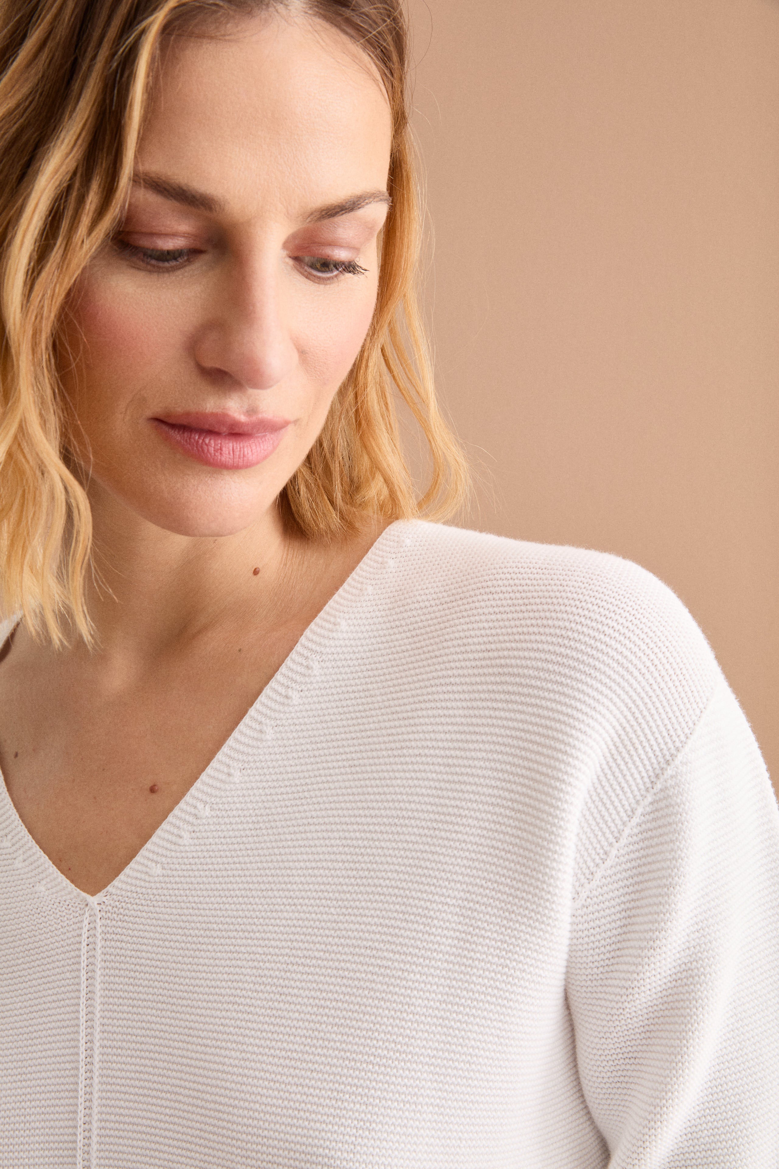 V-Ausschnitt-Pullover mit Rippdetails - WEISS