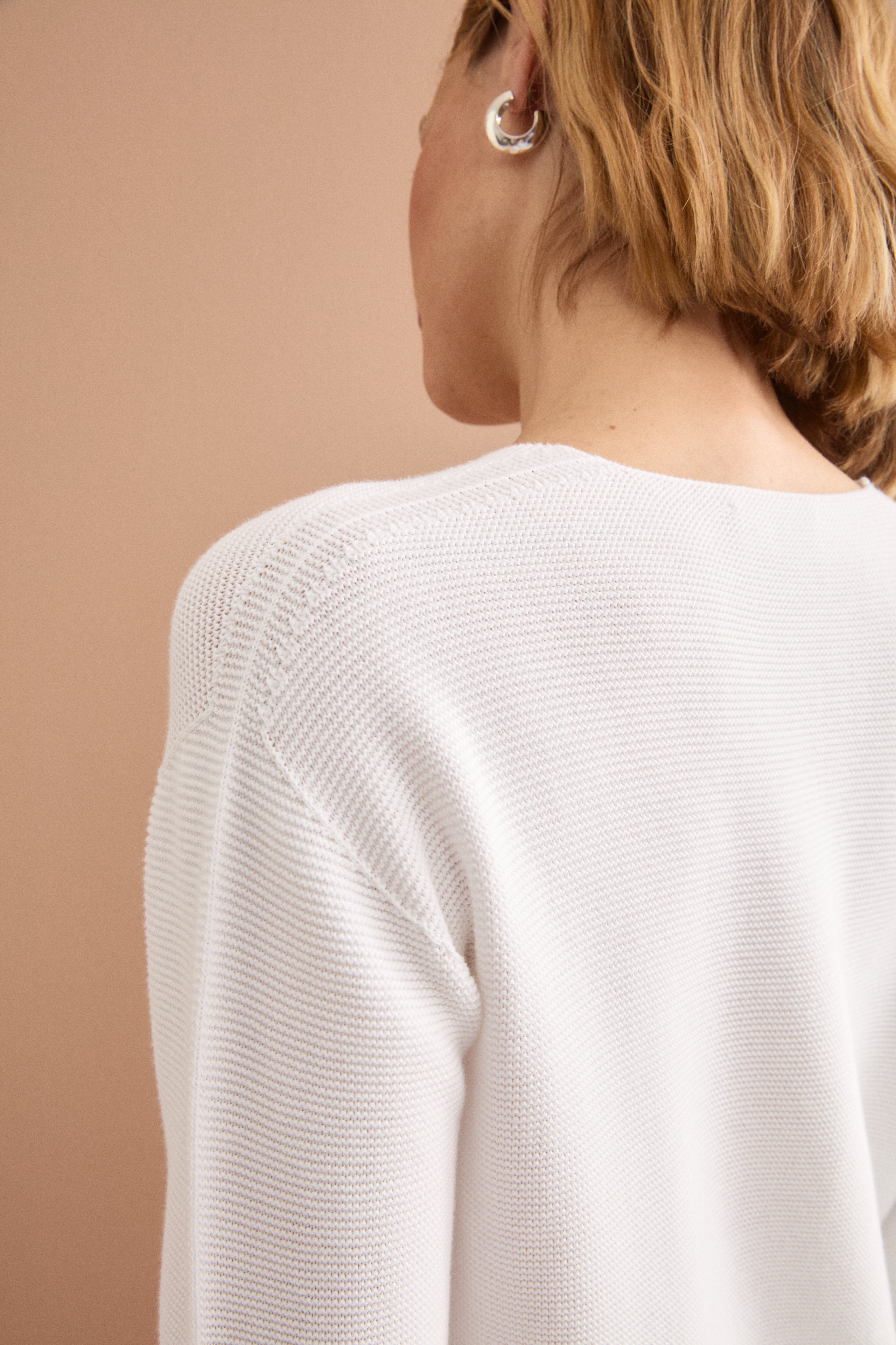 V-Ausschnitt-Pullover mit Rippdetails - WEISS