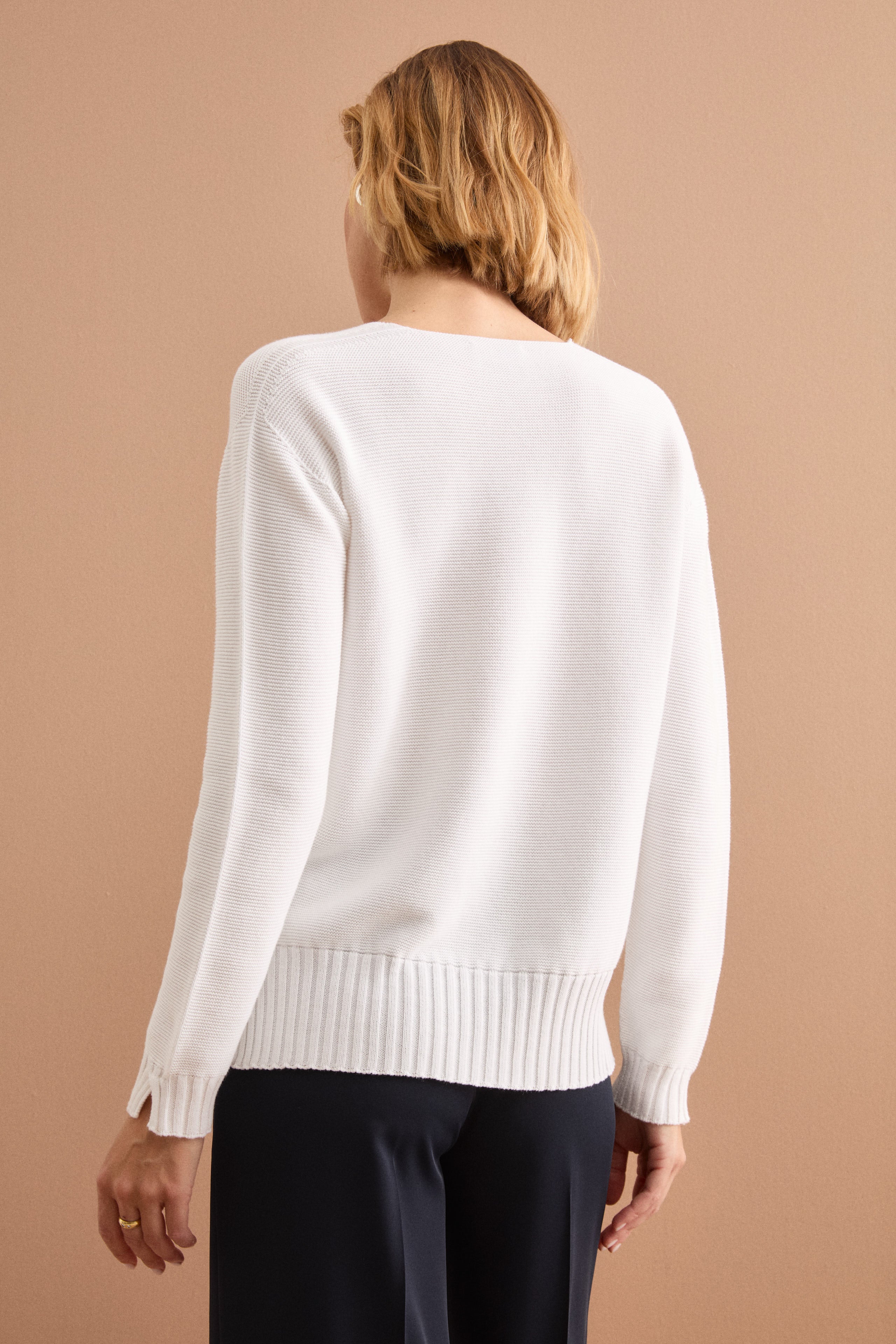 V-Ausschnitt-Pullover mit Rippdetails - WEISS