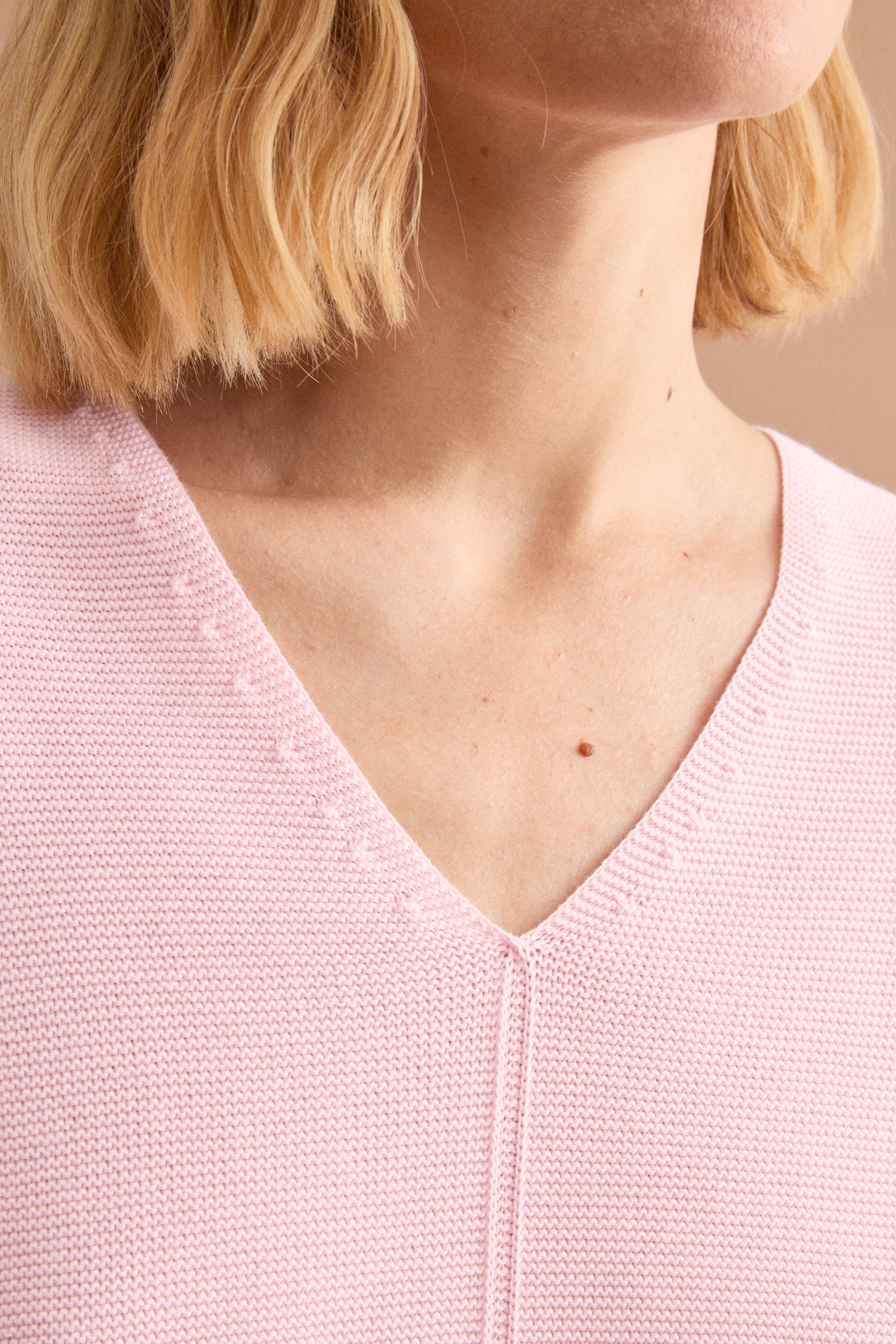 V-Ausschnitt-Pullover mit Rippdetails - Rosa