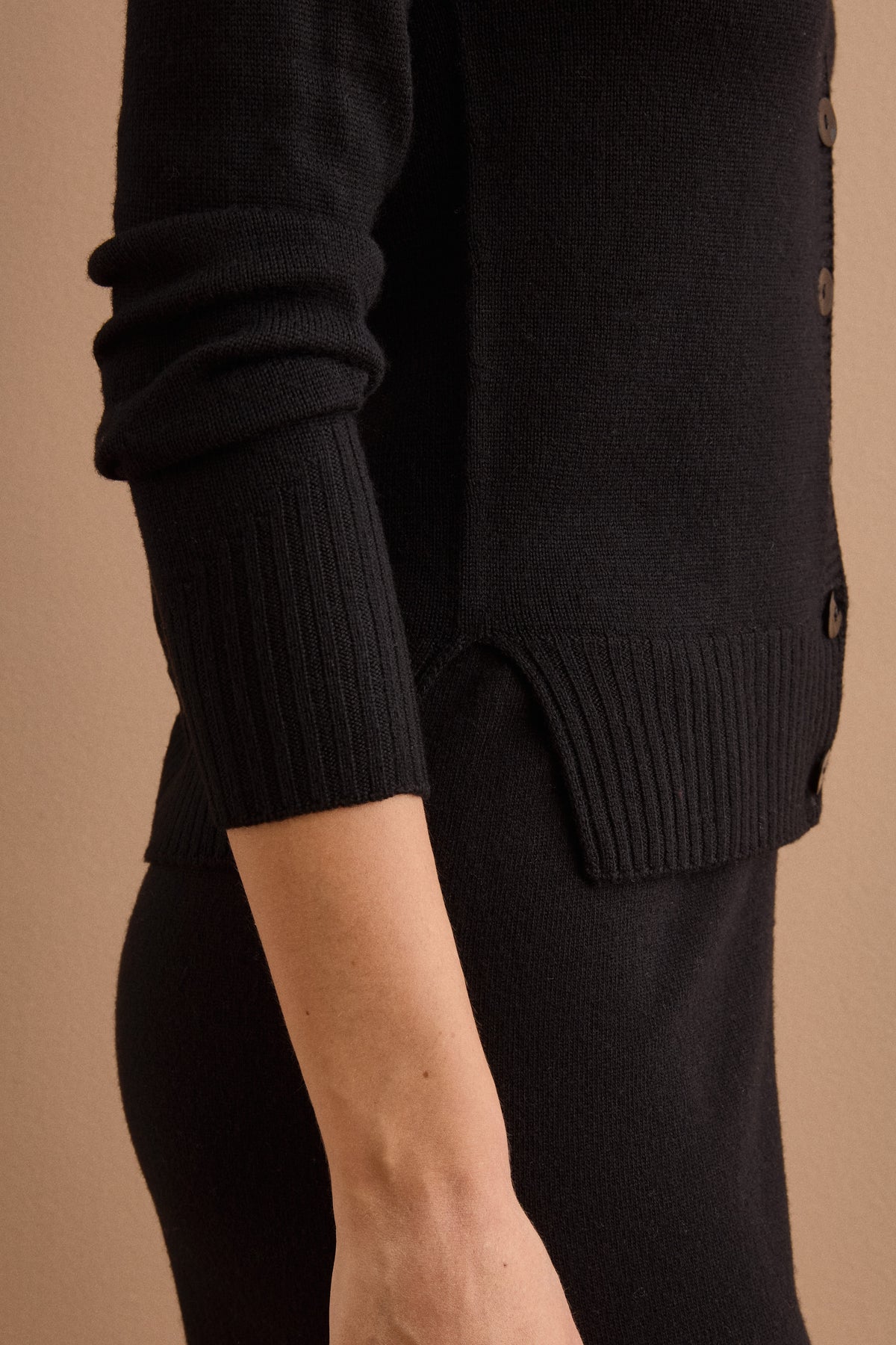 Cardigan Scollo a V con Bottoni in Lana Merino - NERO