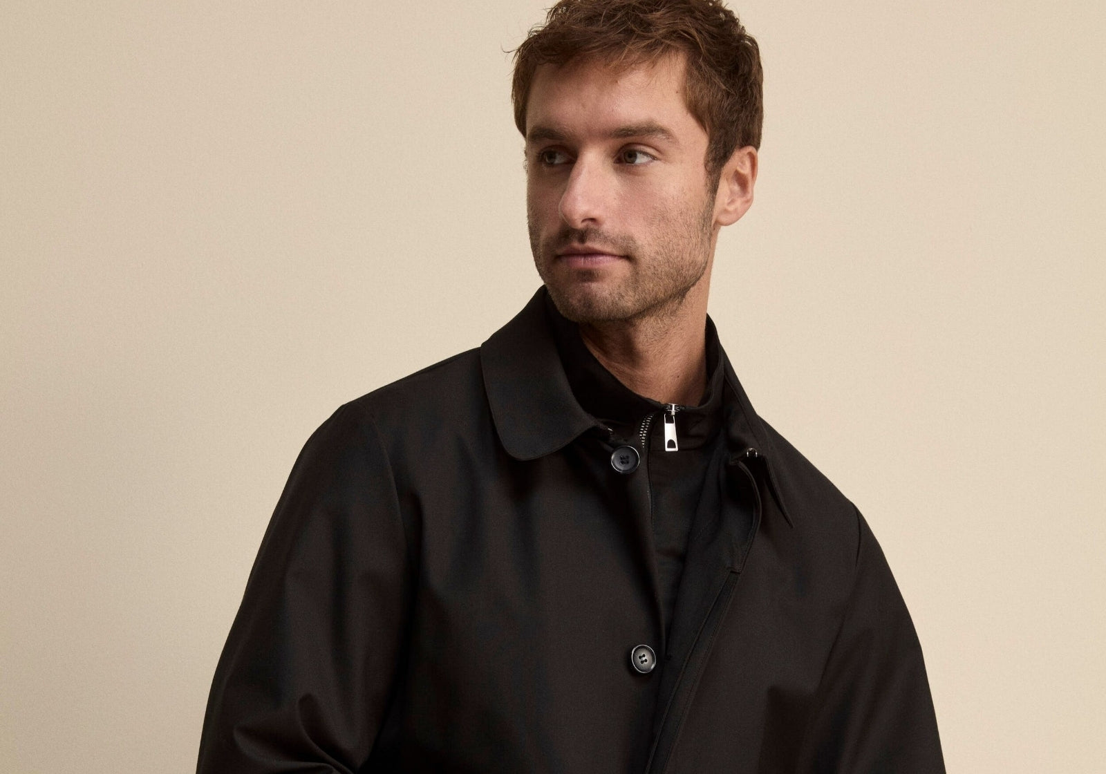 Impermeabile nero con pettorina