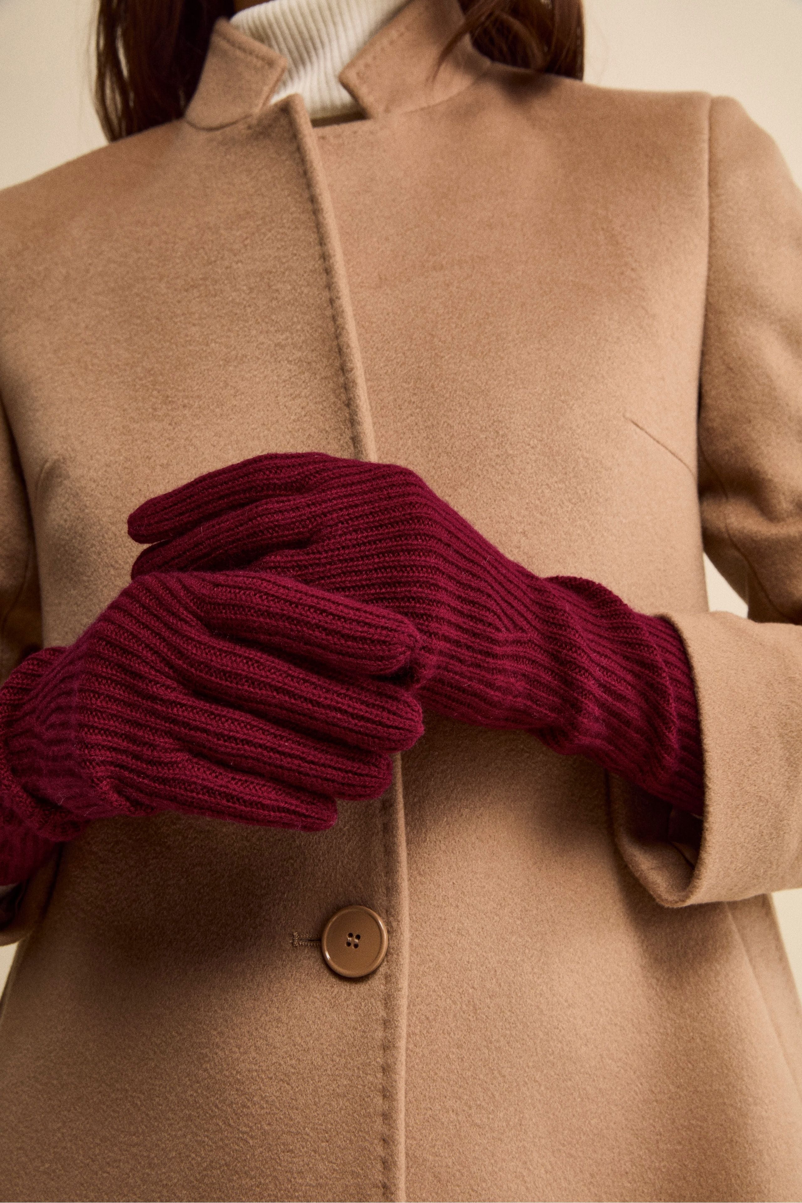 Il cappotto cammello da donna: look e abbinamenti eleganti