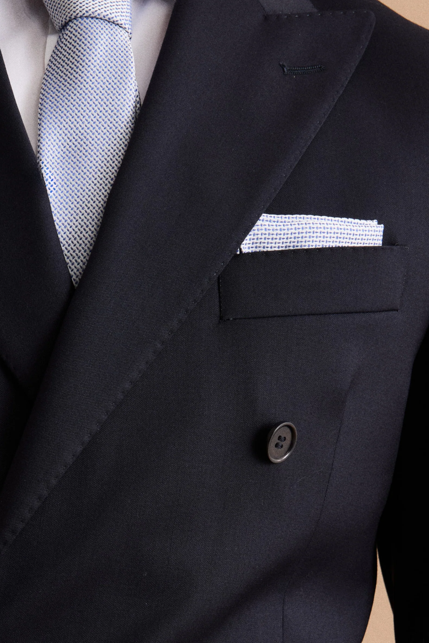 Come vestirsi per una cerimonia: guida elegante e pratica