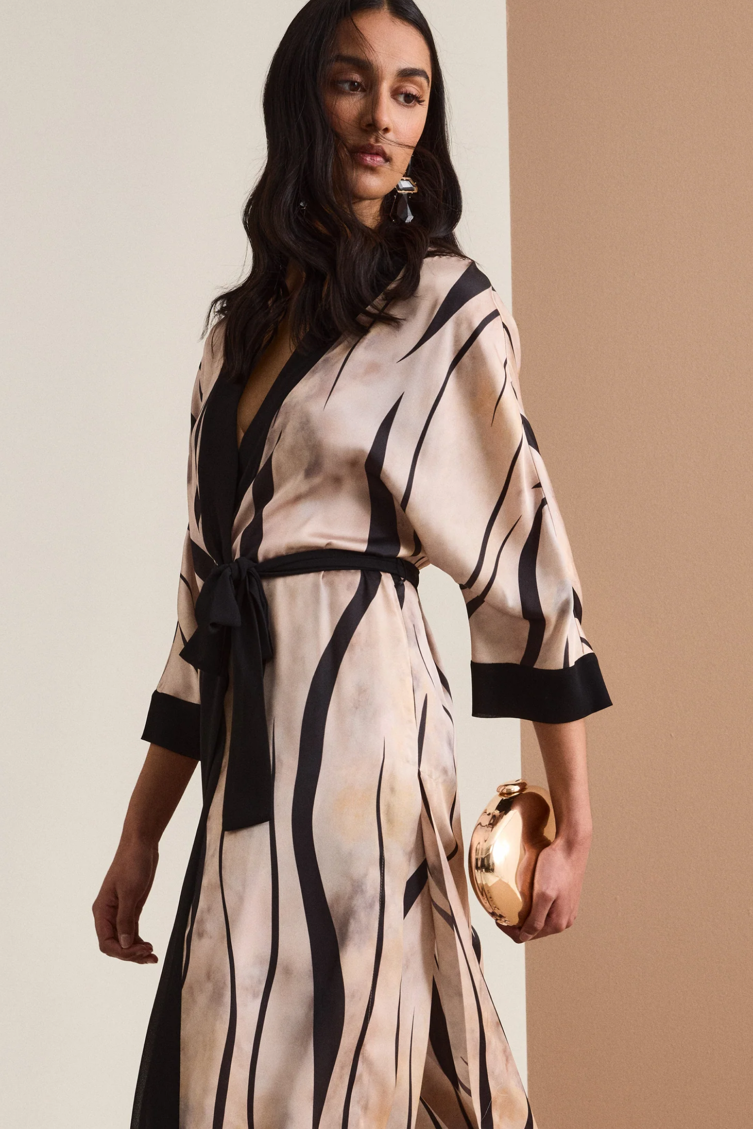 3 look da cerimonia per donna: tailleur, chemisier e abito morbido