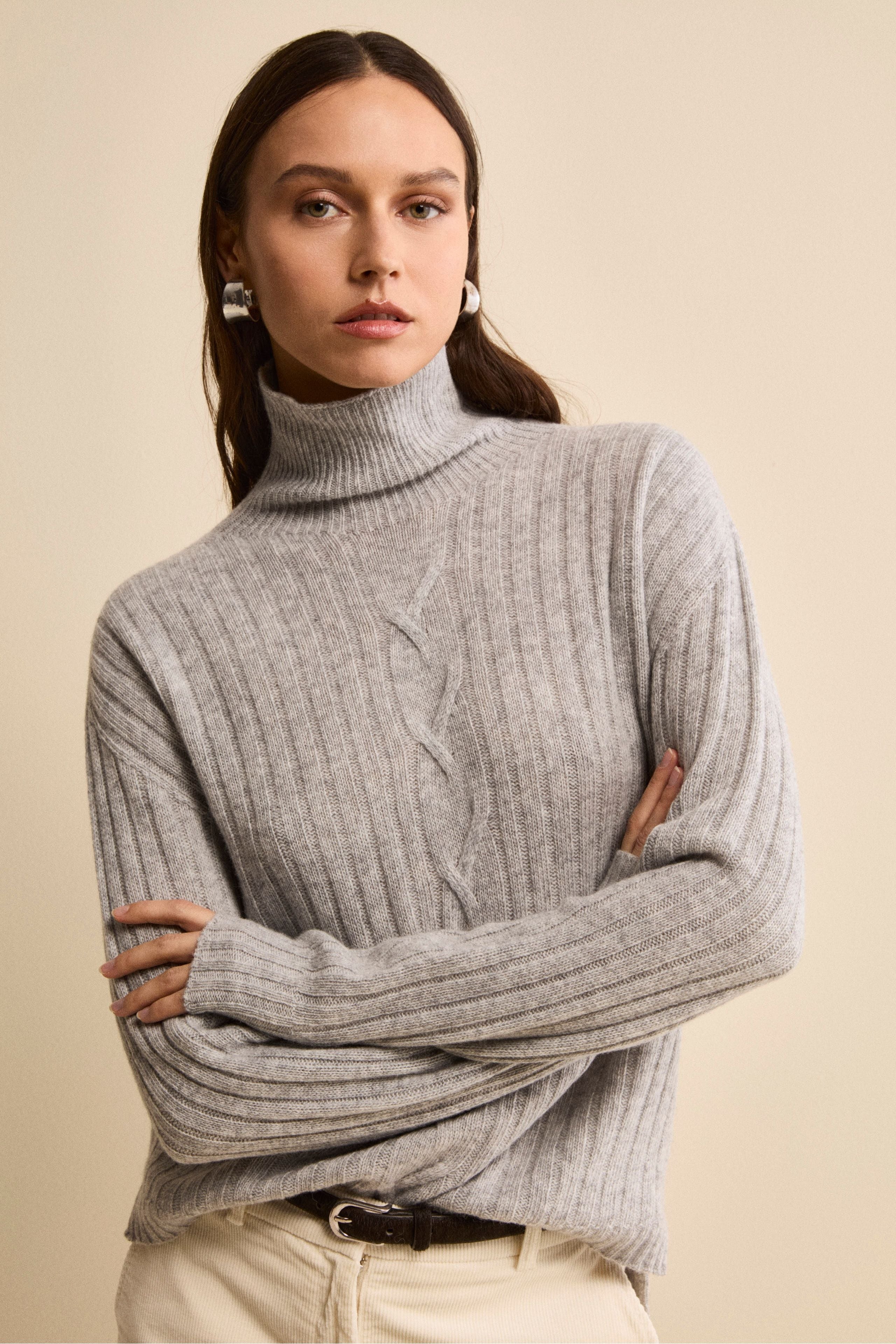 Turtleneck in Wool and Cashmere with Cable Detail - Light grey