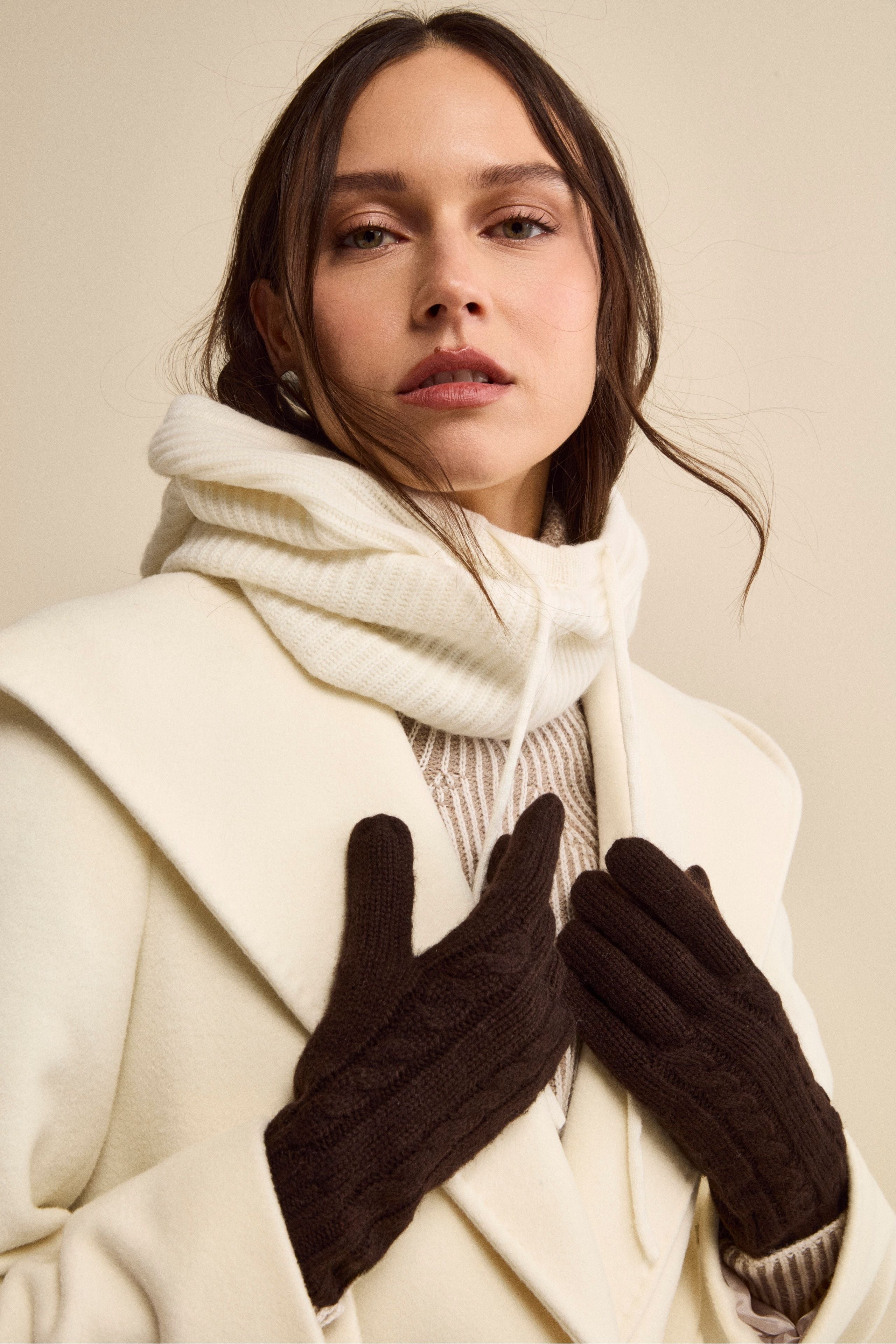 Cable Knit Gloves in Wool and Cashmere - -
