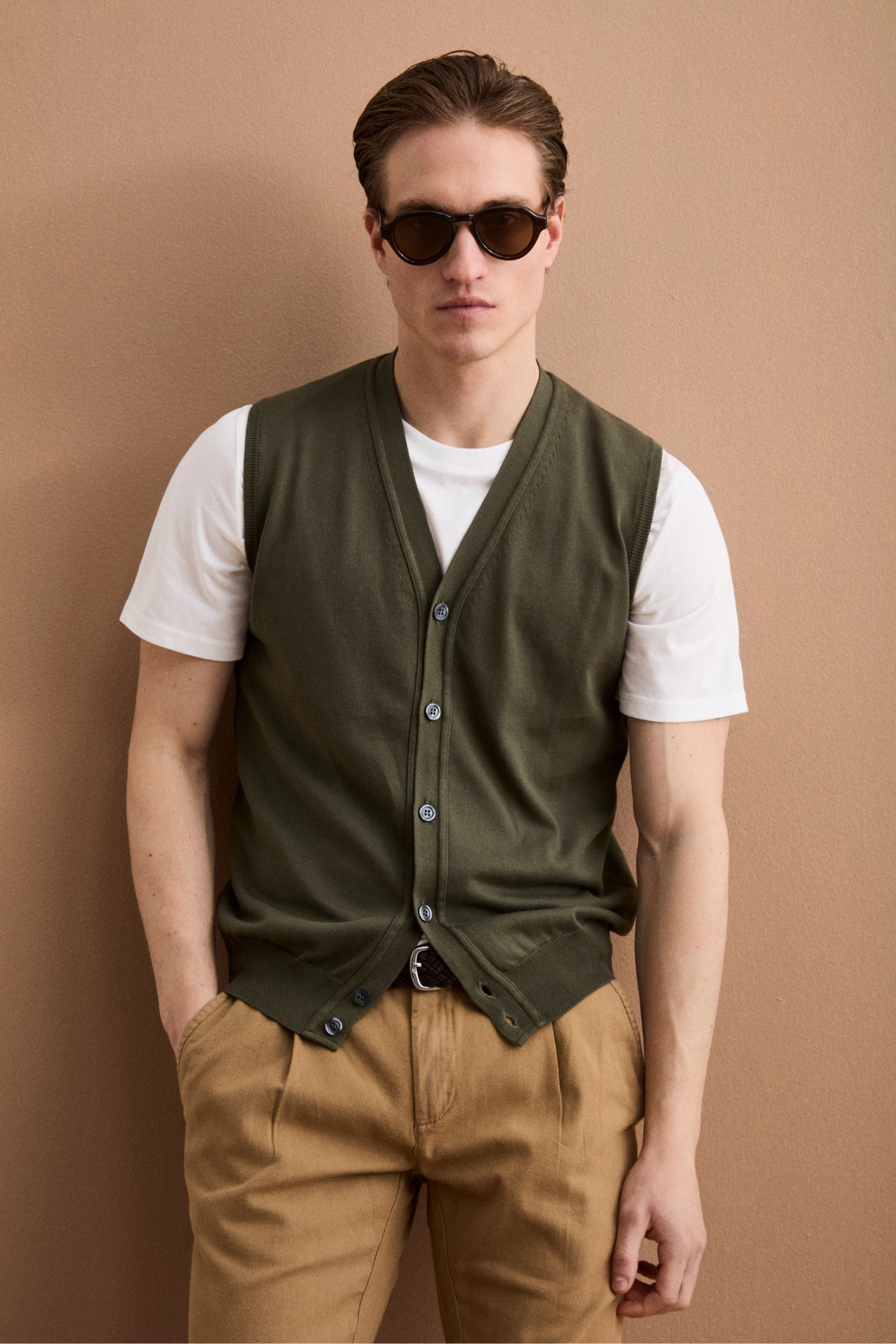 Baumwollweste mit V-Ausschnitt und Knöpfen - Olivgrün