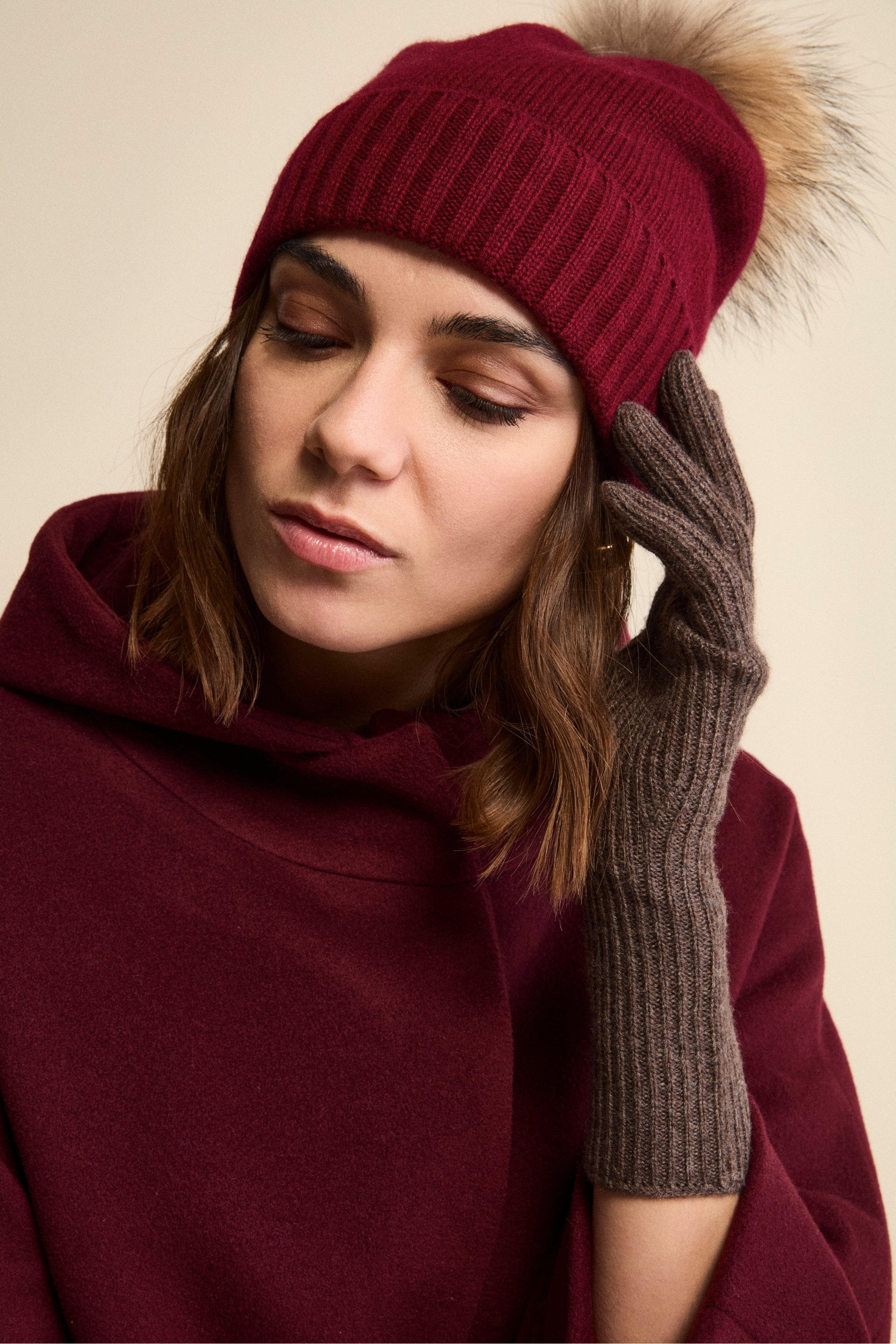 Cashmere Beanie with Pom-Pom - WINE