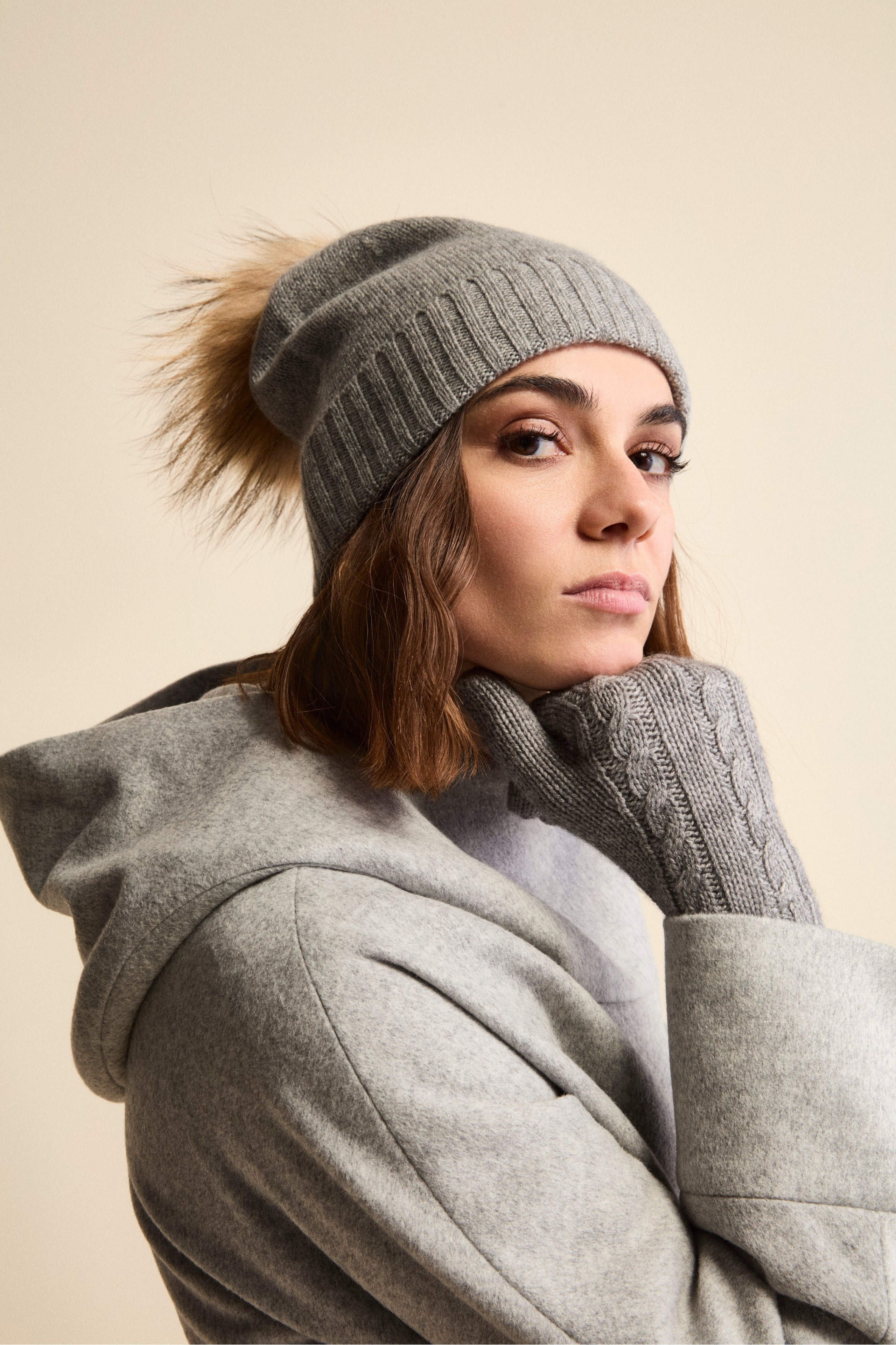 Cable Knit Gloves in Wool and Cashmere - Light grey