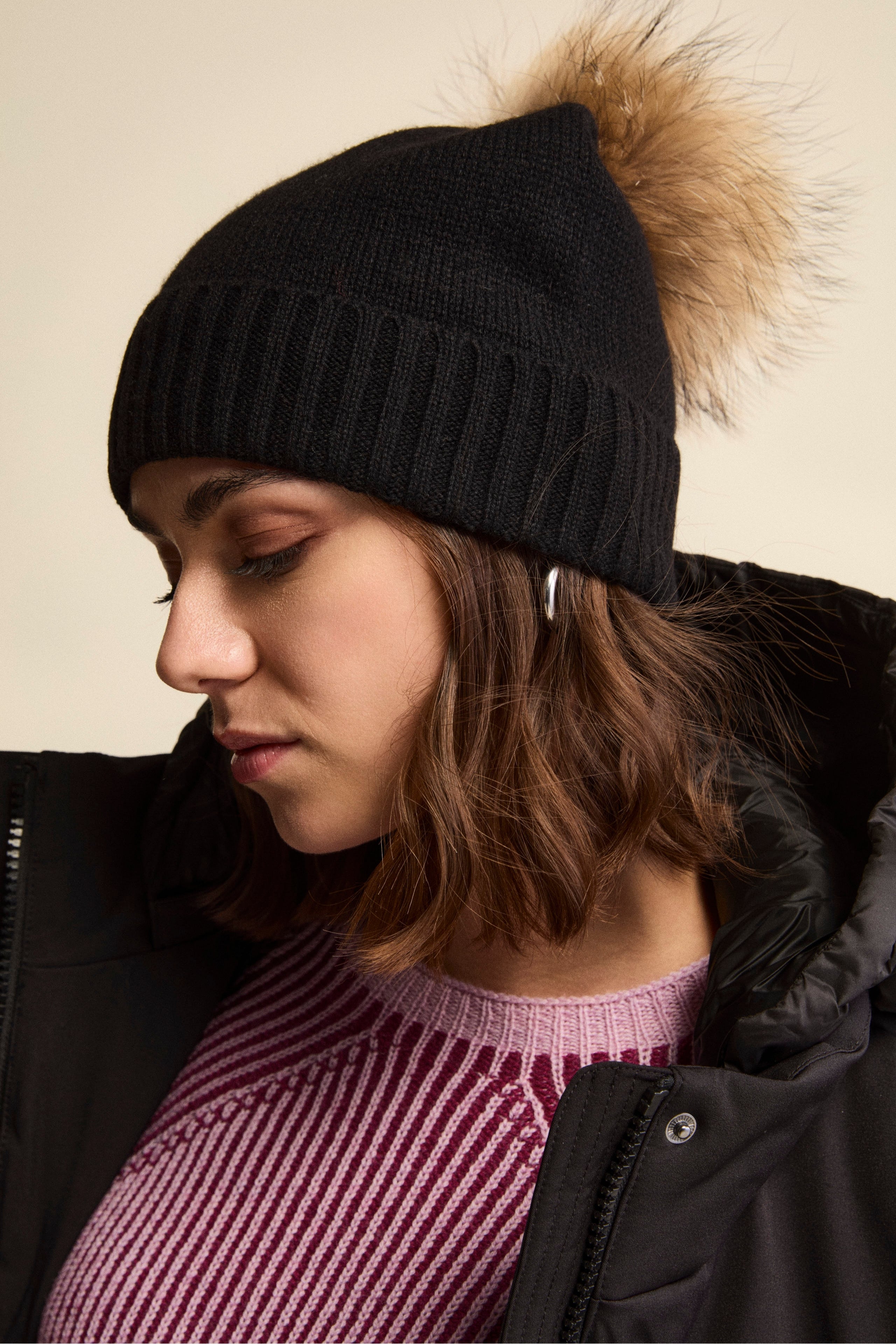 Cashmere Beanie with Pom-Pom - BLACK