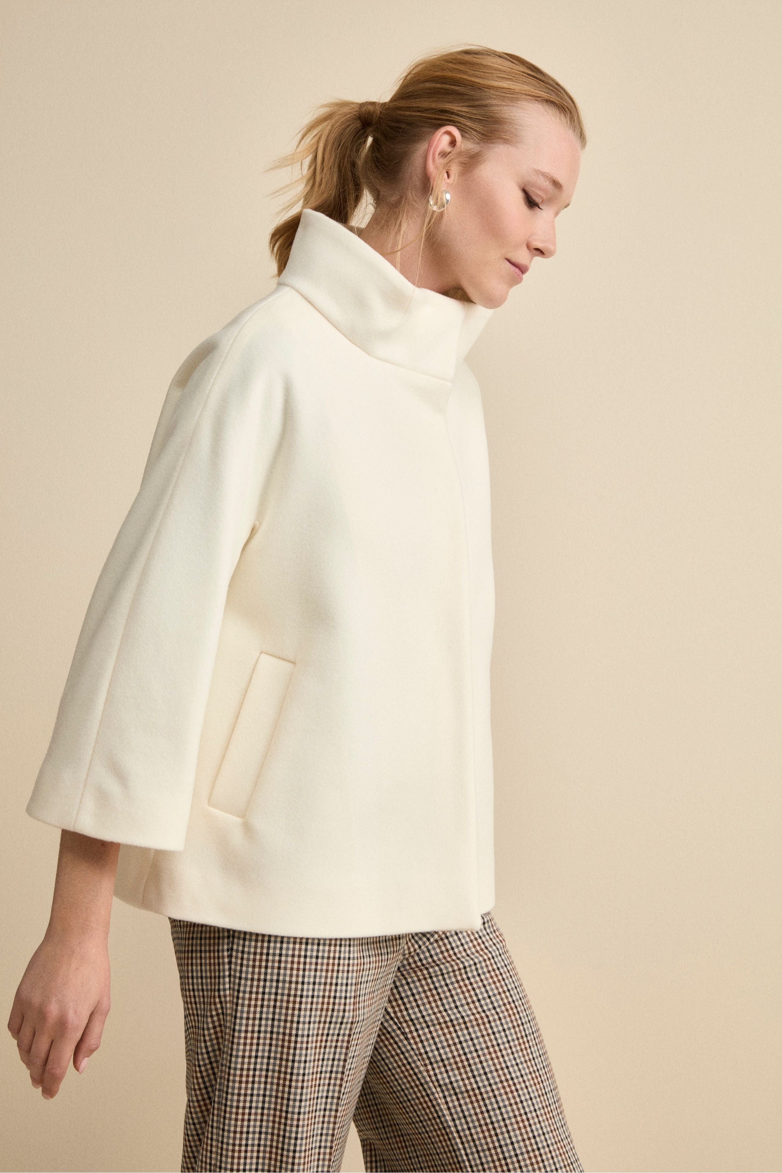 Short Oversized Coat in Wool and Cashmere Blend - WHITE