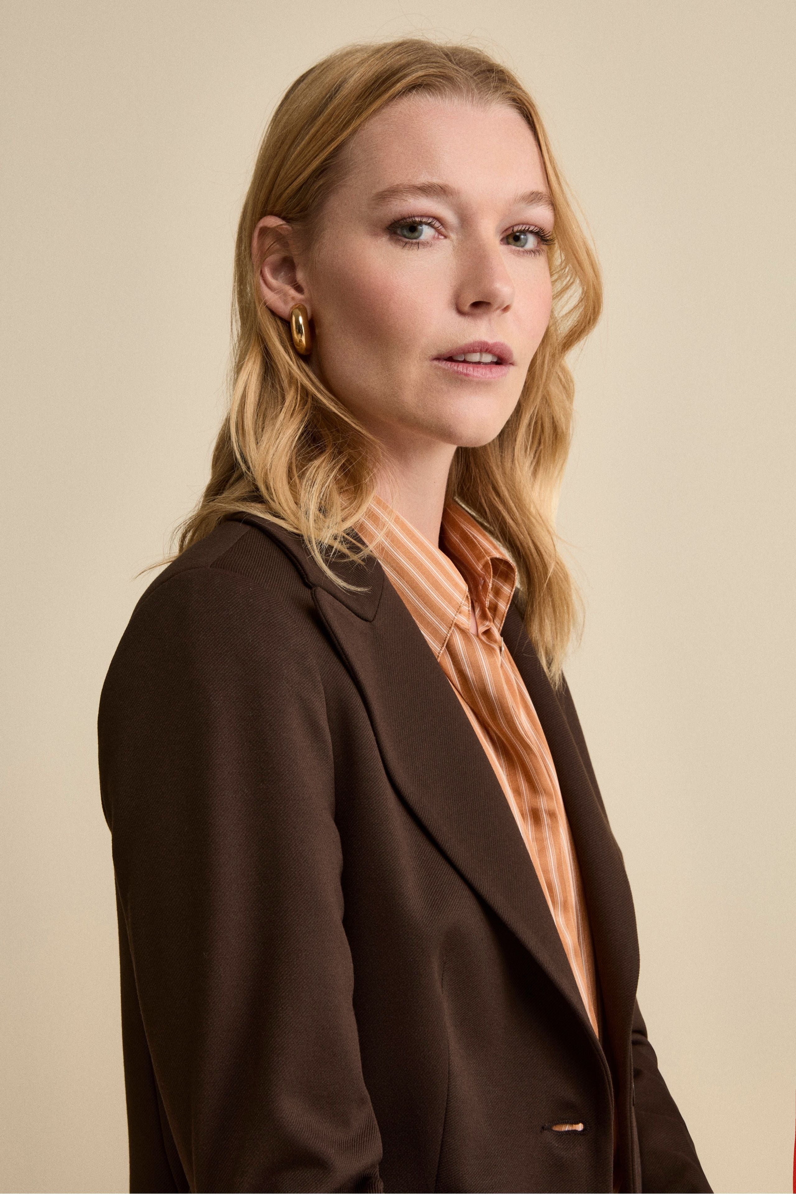 Elegant Long Jacket with Peak Lapels - Dark brown